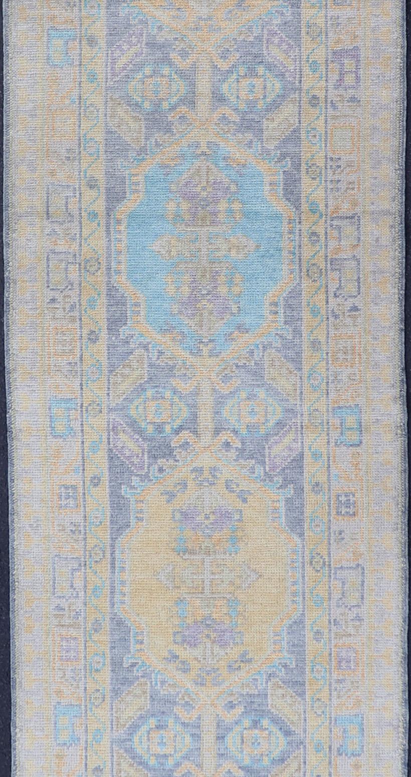 Türkischer Oushak Läufer in Hellblau und zartem Gold Medaillon Design 2'7 x 12'1 (21. Jahrhundert und zeitgenössisch) im Angebot