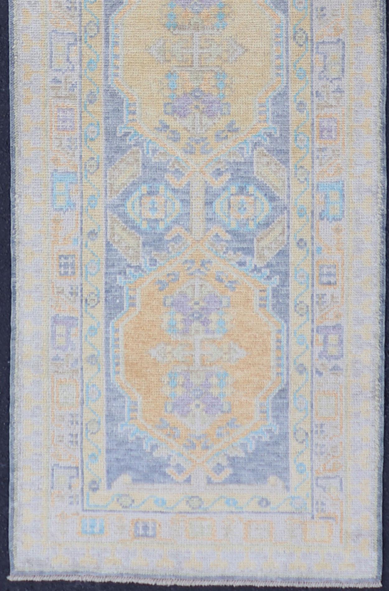 Türkischer Oushak Läufer in Hellblau und zartem Gold Medaillon Design 2'7 x 12'1 (Wolle) im Angebot