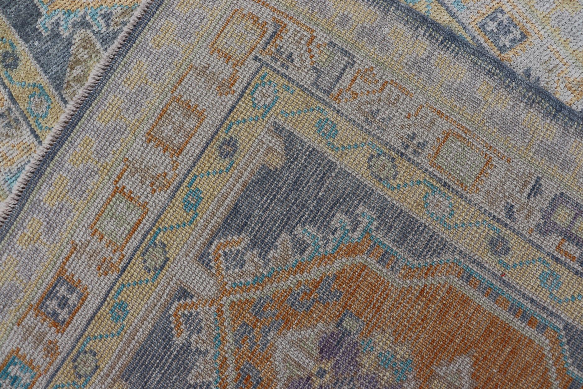 Türkischer Oushak Läufer in Hellblau und zartem Gold Medaillon Design 2'7 x 12'1 im Angebot 1
