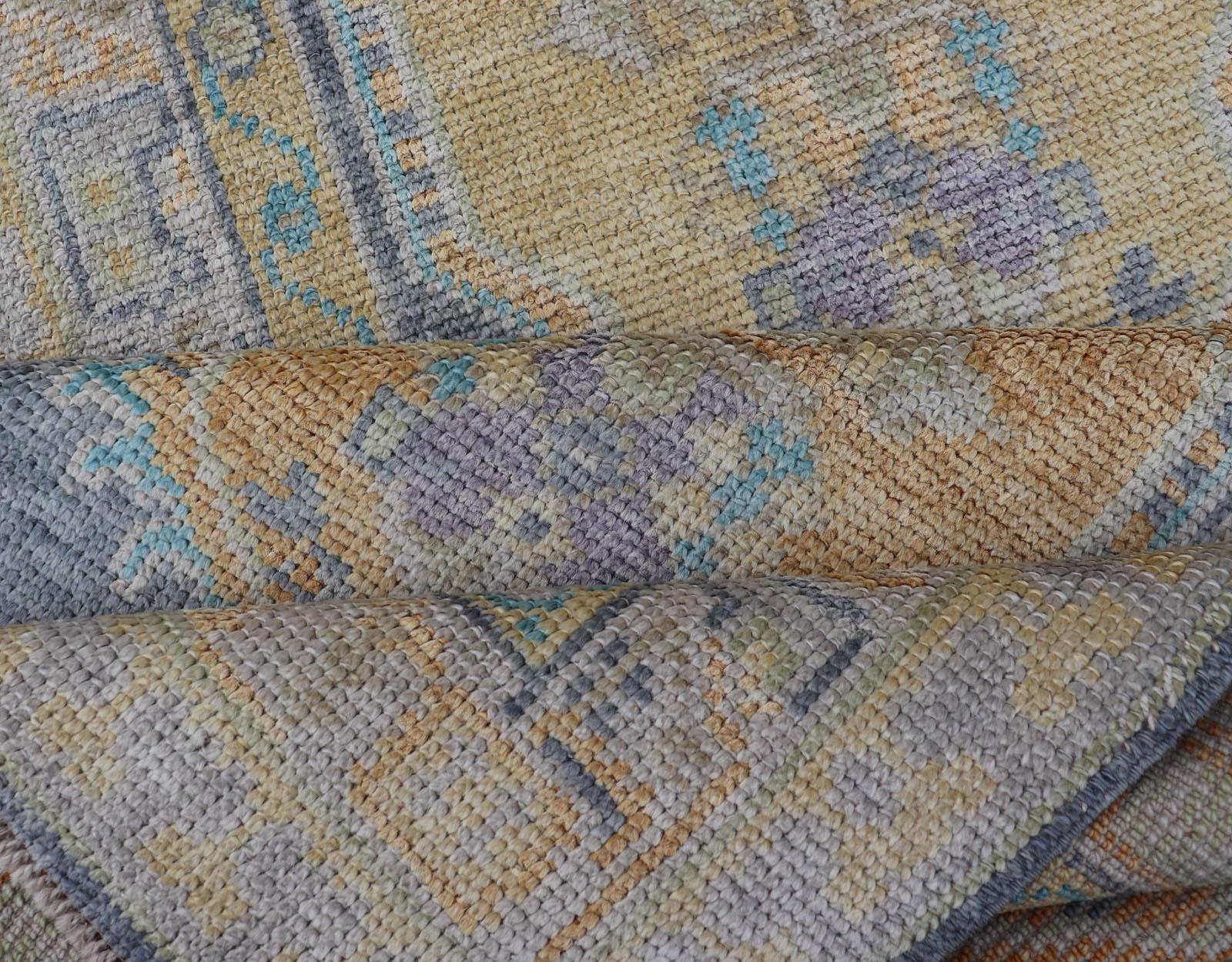 Türkischer Oushak Läufer in Hellblau und zartem Gold Medaillon Design 2'7 x 12'1 im Angebot 2