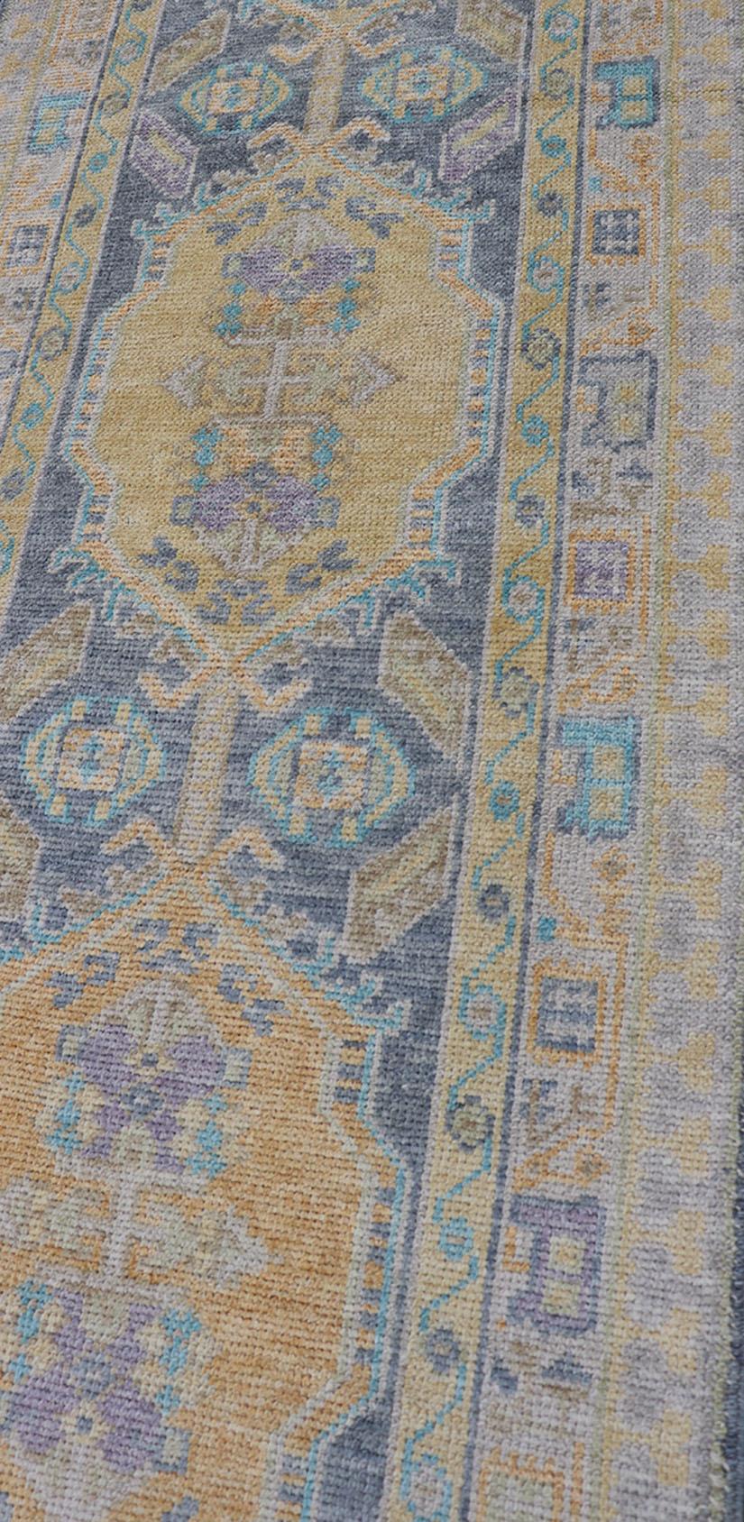 Türkischer Oushak Läufer in Hellblau und zartem Gold Medaillon Design 2'7 x 12'1 im Angebot 3