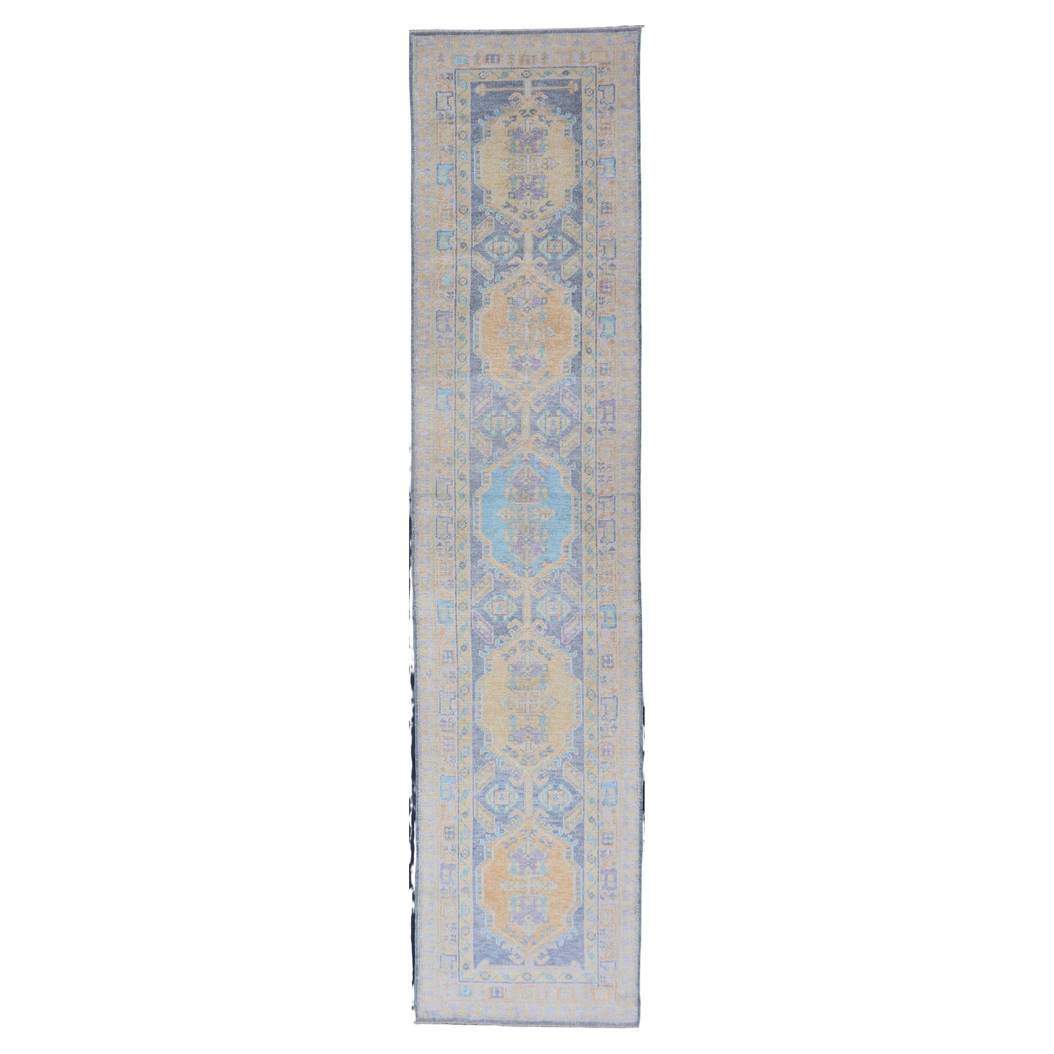 Türkischer Oushak Läufer in Hellblau und zartem Gold Medaillon Design 2'7 x 12'1