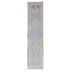 Türkischer Oushak Läufer in Hellblau und zartem Gold Medaillon Design 2'7 x 12'1