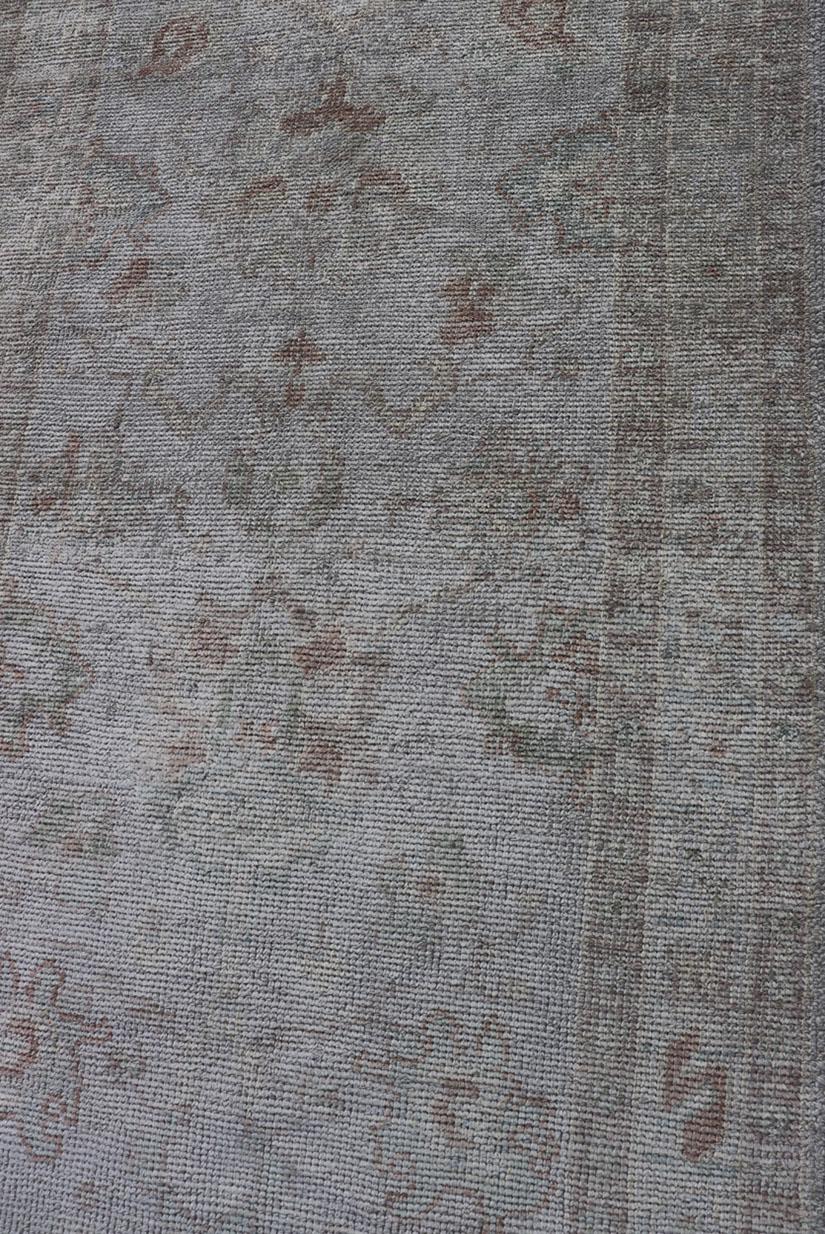 Türkischer Oushak-Läufer in blassem Elfenbein mit verblasstem Grün  3'2 x 13'2 im Angebot 4