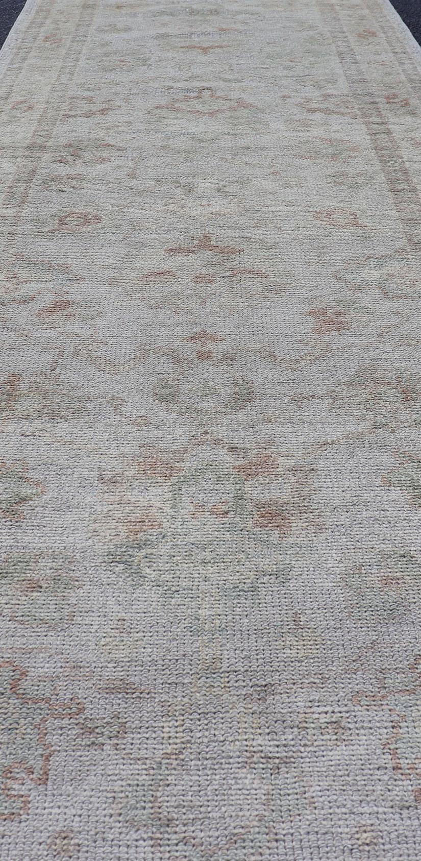 Türkischer Oushak-Läufer in blassem Elfenbein mit verblasstem Grün  3'2 x 13'2 im Angebot 5