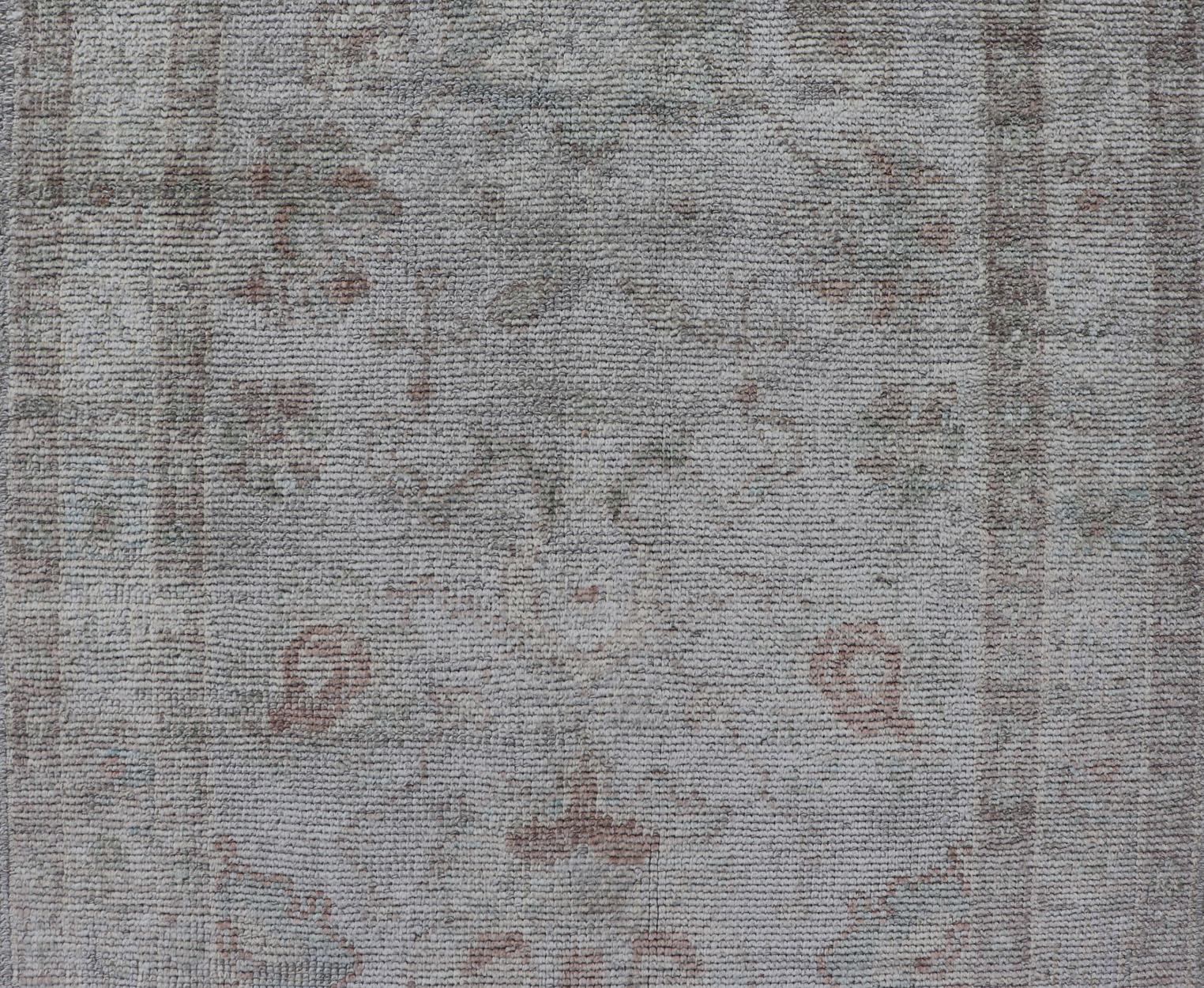 Türkischer Oushak-Läufer in blassem Elfenbein mit verblasstem Grün  3'2 x 13'2 im Angebot 6