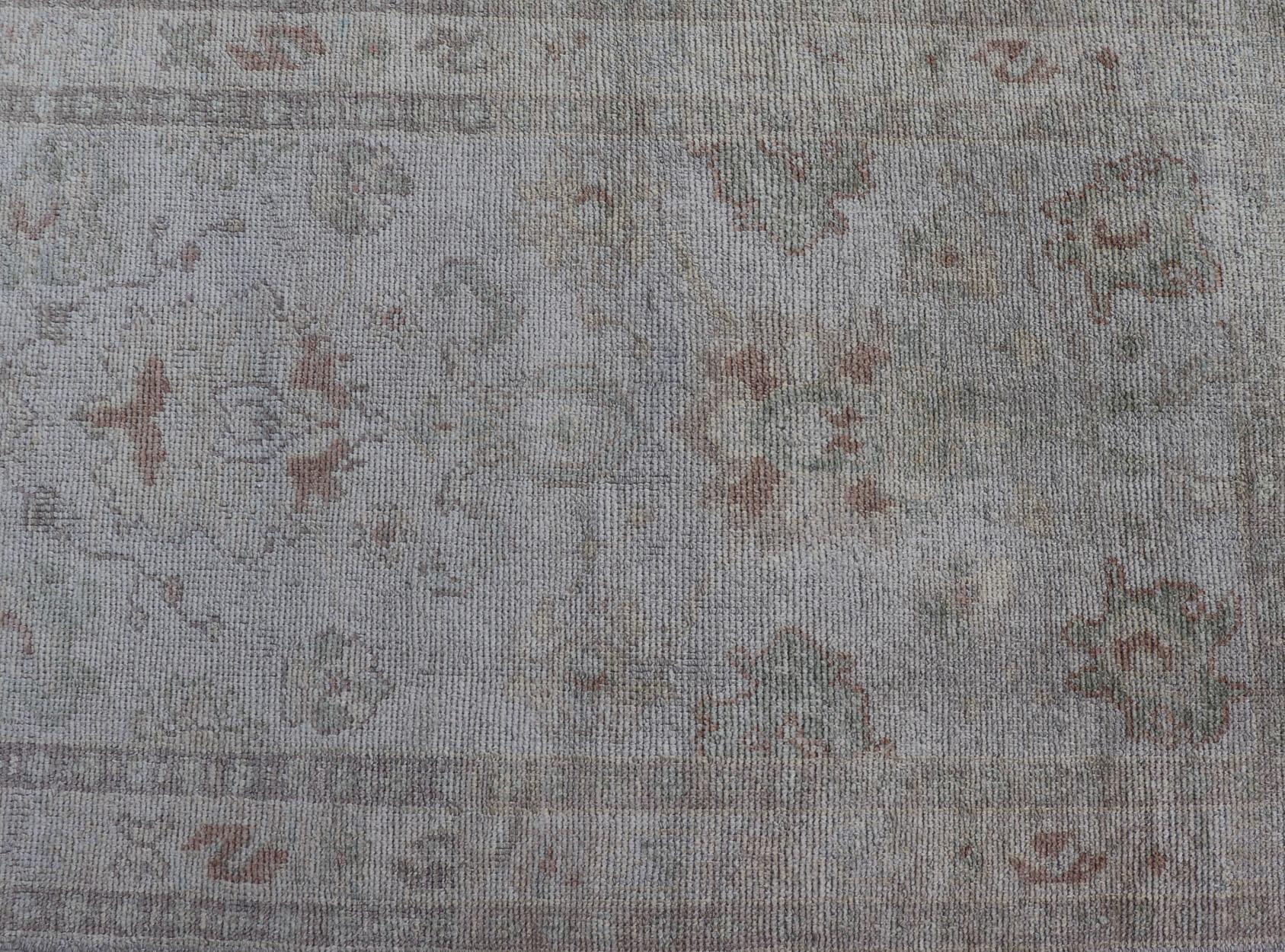 Maße: 3'2 x 13'2 
Türkischer Oushak-Läufer in blassem Elfenbein mit verblasstem Grün  3'2 x 13'2
Keivan Woven Arts. teppich /EN-5010 / Anfang 21. Jahrhundert, Türkischer Oushak.

Dieser sanft verblichene türkische Oushak-Läufer ist in einer zarten