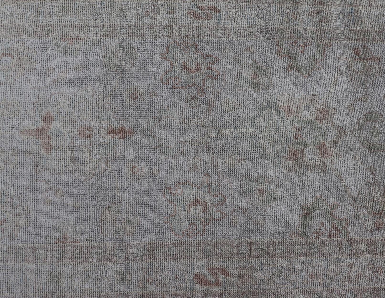 Türkischer Oushak-Läufer in blassem Elfenbein mit verblasstem Grün  3'2 x 13'2 (Handgeknüpft) im Angebot