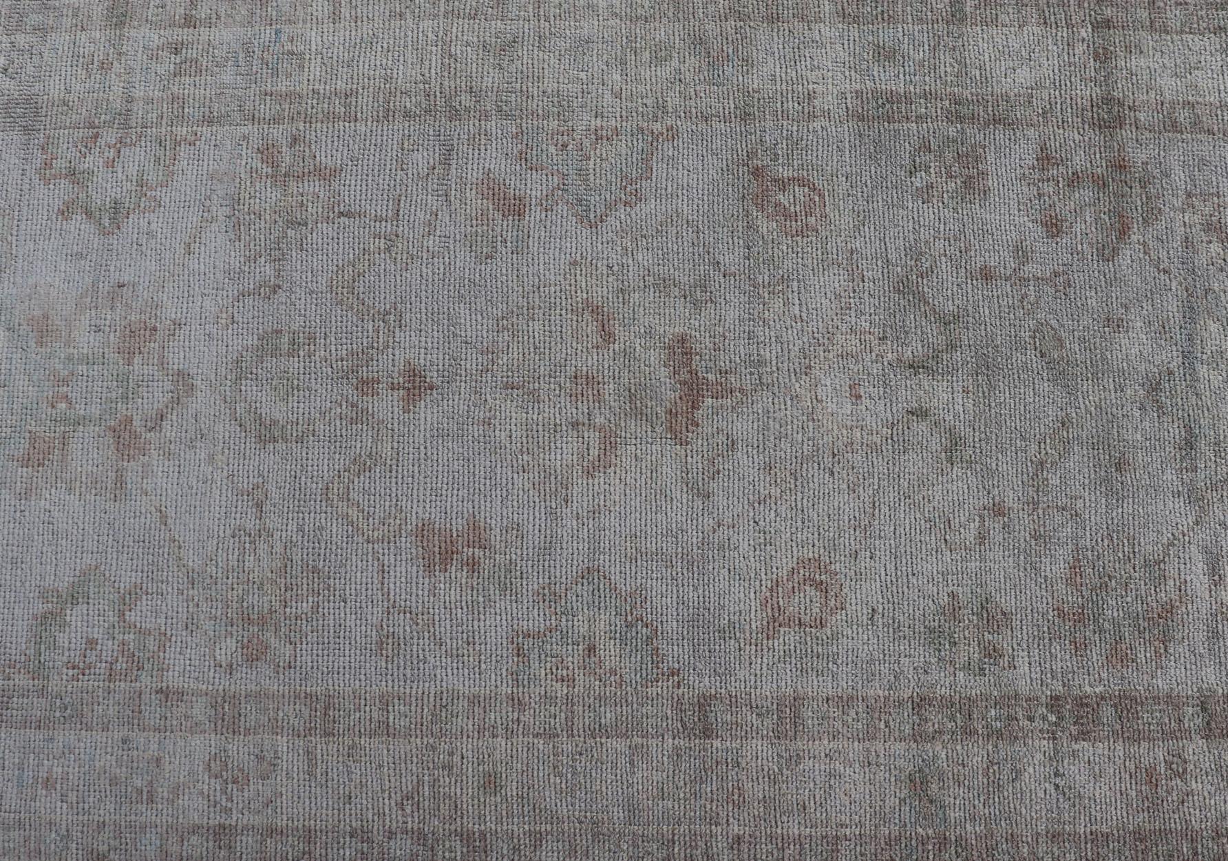 Türkischer Oushak-Läufer in blassem Elfenbein mit verblasstem Grün  3'2 x 13'2 im Zustand „Hervorragend“ im Angebot in Atlanta, GA