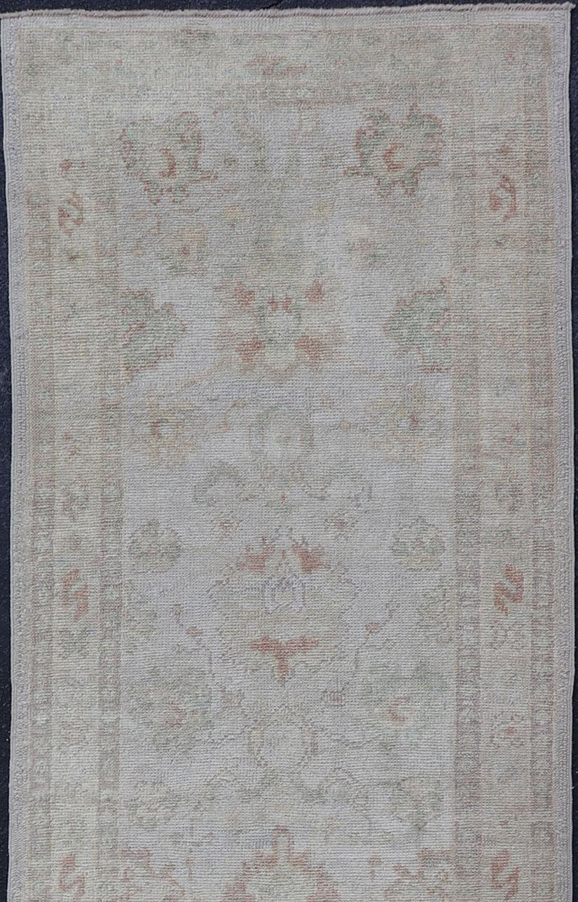 Türkischer Oushak-Läufer in blassem Elfenbein mit verblasstem Grün  3'2 x 13'2 (21. Jahrhundert und zeitgenössisch) im Angebot