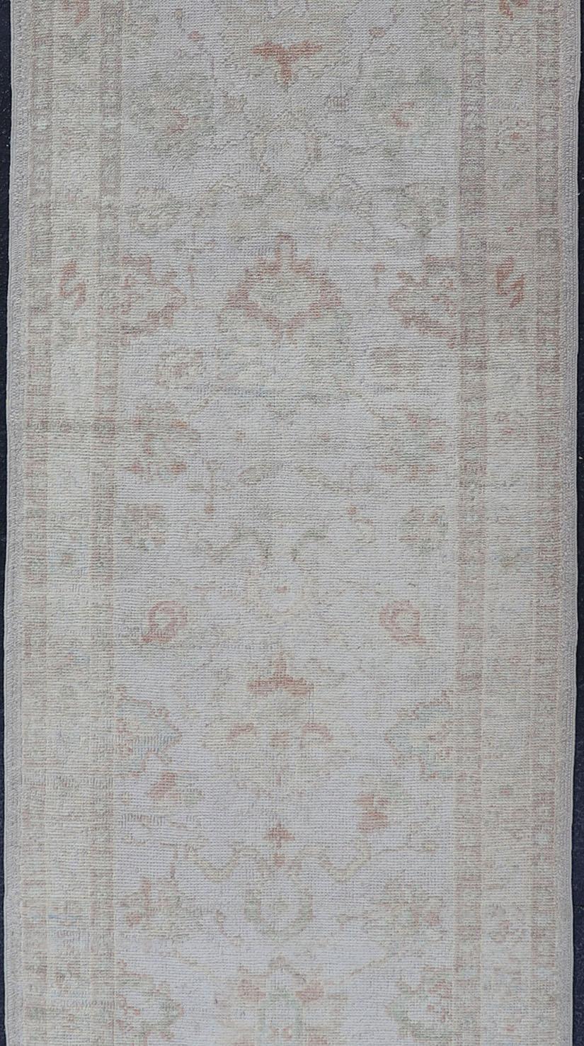 Türkischer Oushak-Läufer in blassem Elfenbein mit verblasstem Grün  3'2 x 13'2 (Wolle) im Angebot