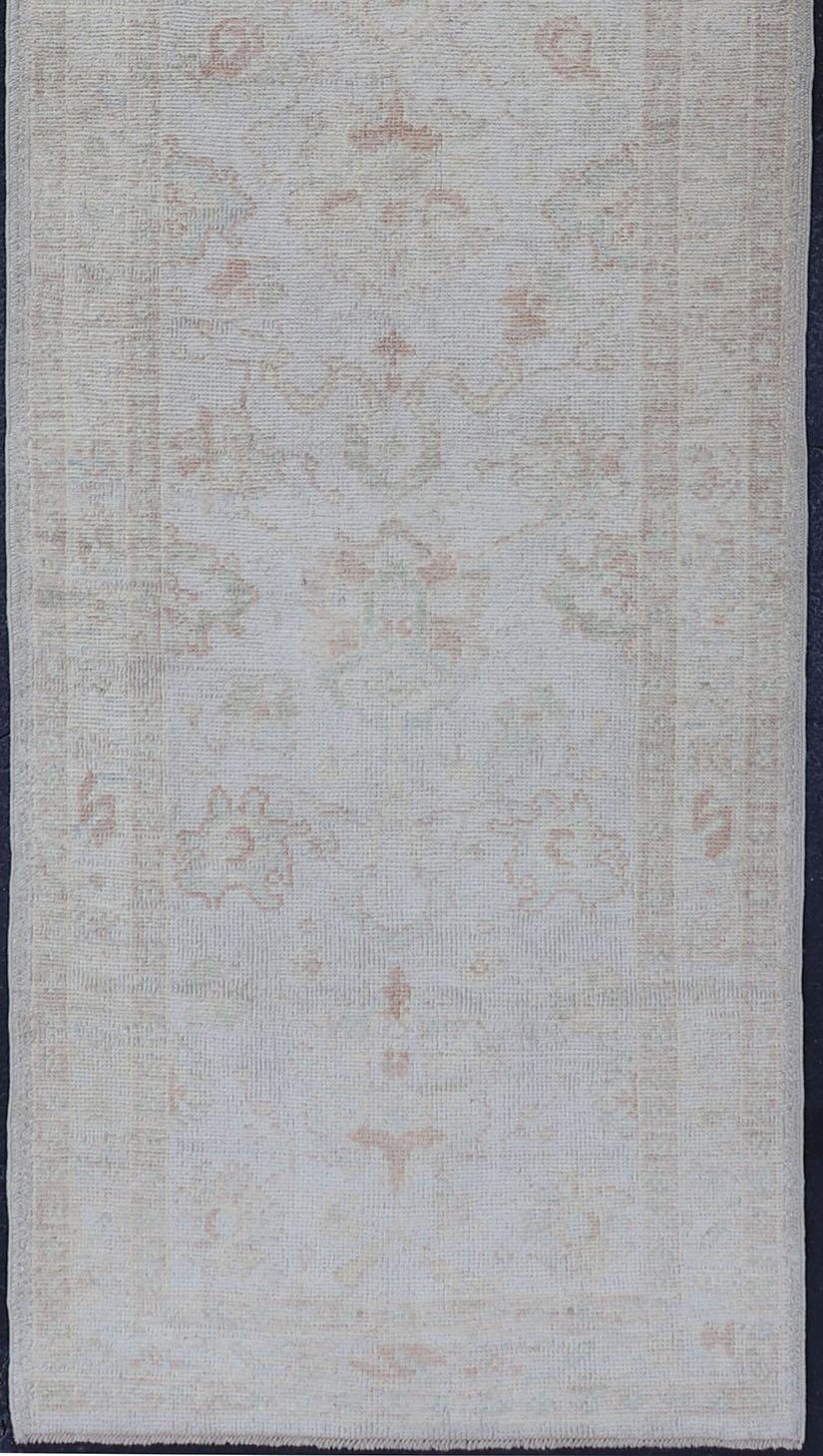 Türkischer Oushak-Läufer in blassem Elfenbein mit verblasstem Grün  3'2 x 13'2 im Angebot 1