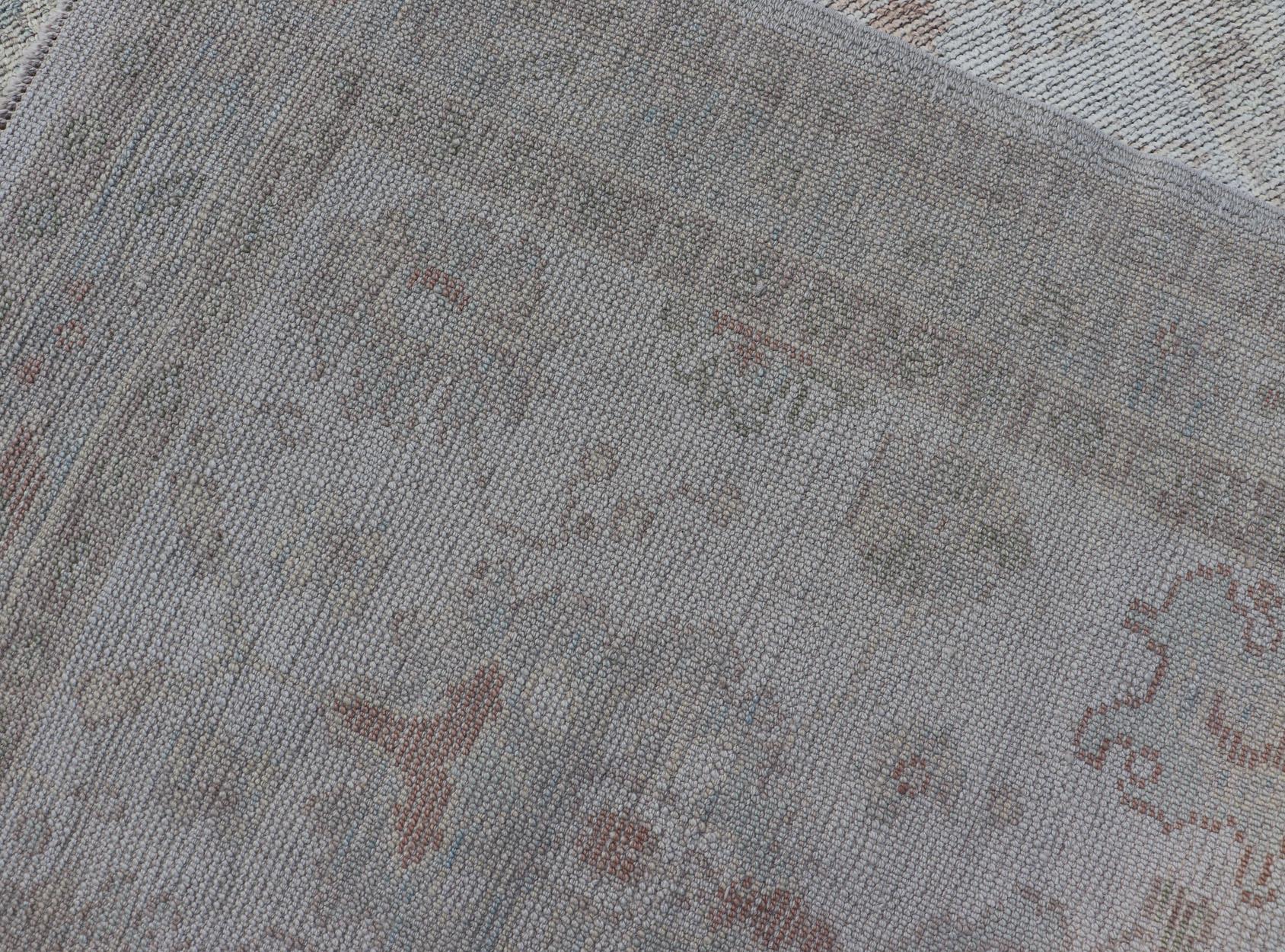 Türkischer Oushak-Läufer in blassem Elfenbein mit verblasstem Grün  3'2 x 13'2 im Angebot 2