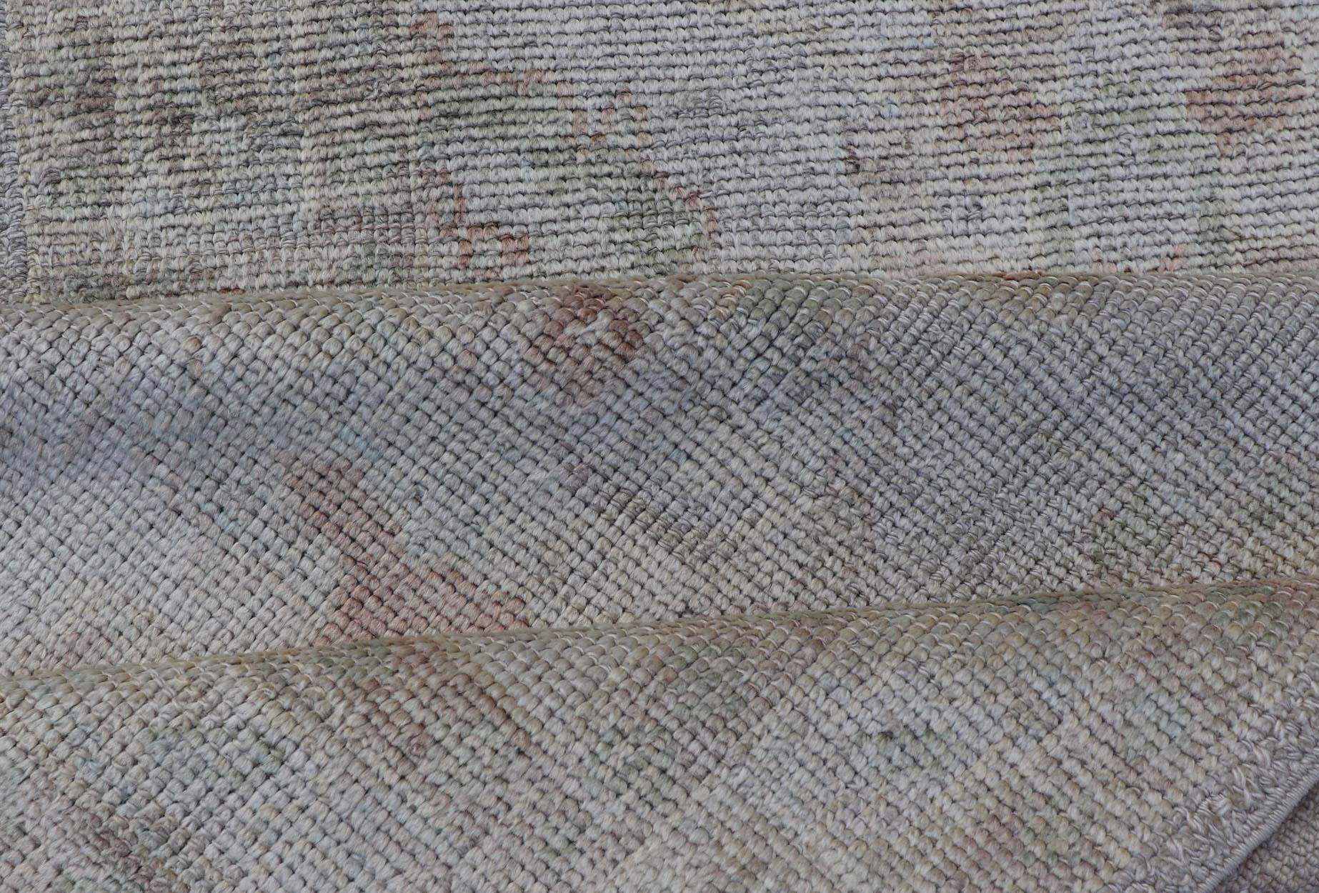 Türkischer Oushak-Läufer in blassem Elfenbein mit verblasstem Grün  3'2 x 13'2 im Angebot 3