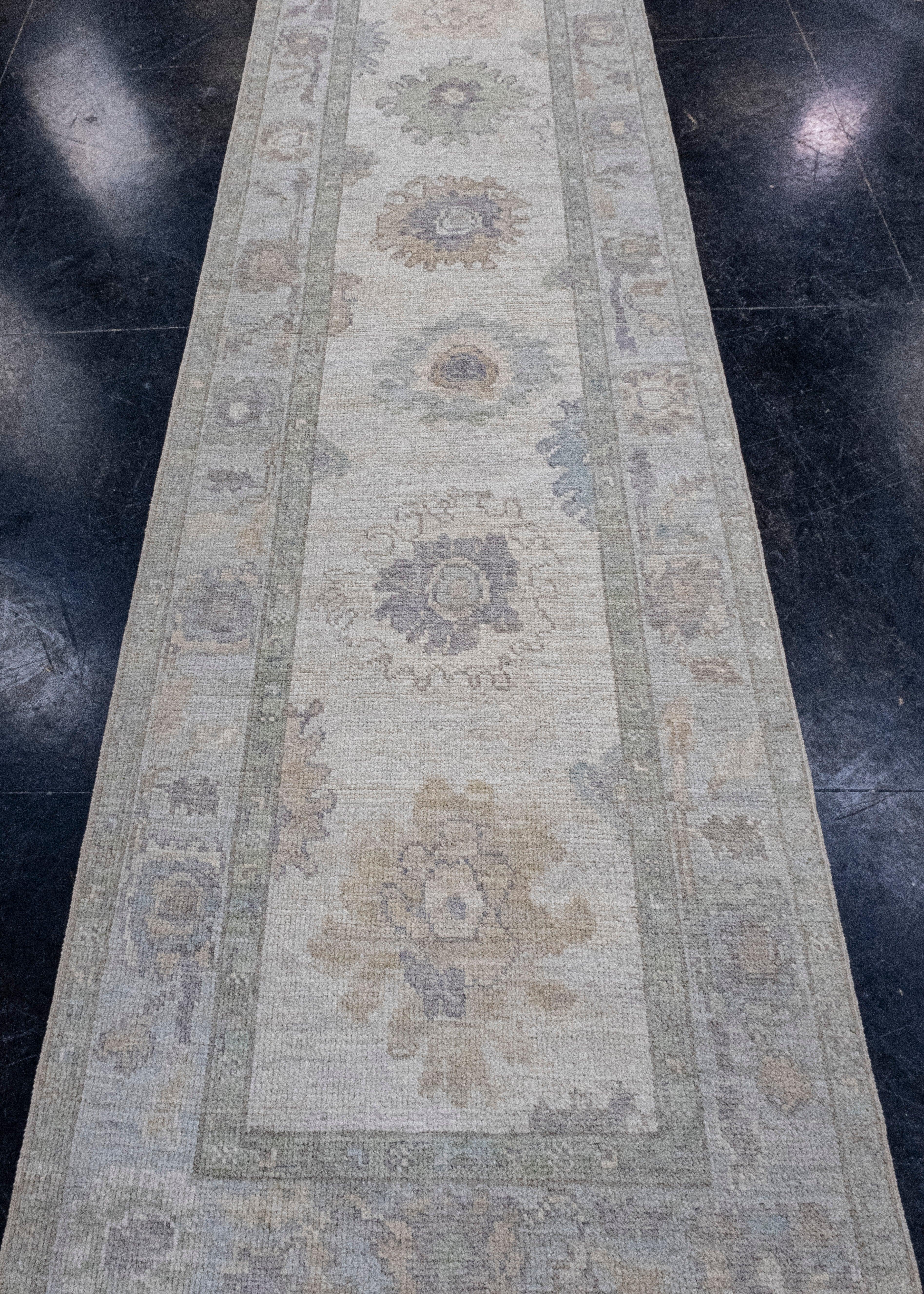 Alfombra Turca Oushak 3' x 10' #16595 Explora una cuidada colección de alfombras de pasillo, alfombras de lana y obras maestras hechas a mano en , donde la elegancia se une a la funcionalidad. Eleva tu espacio con una variedad de estilos para todos