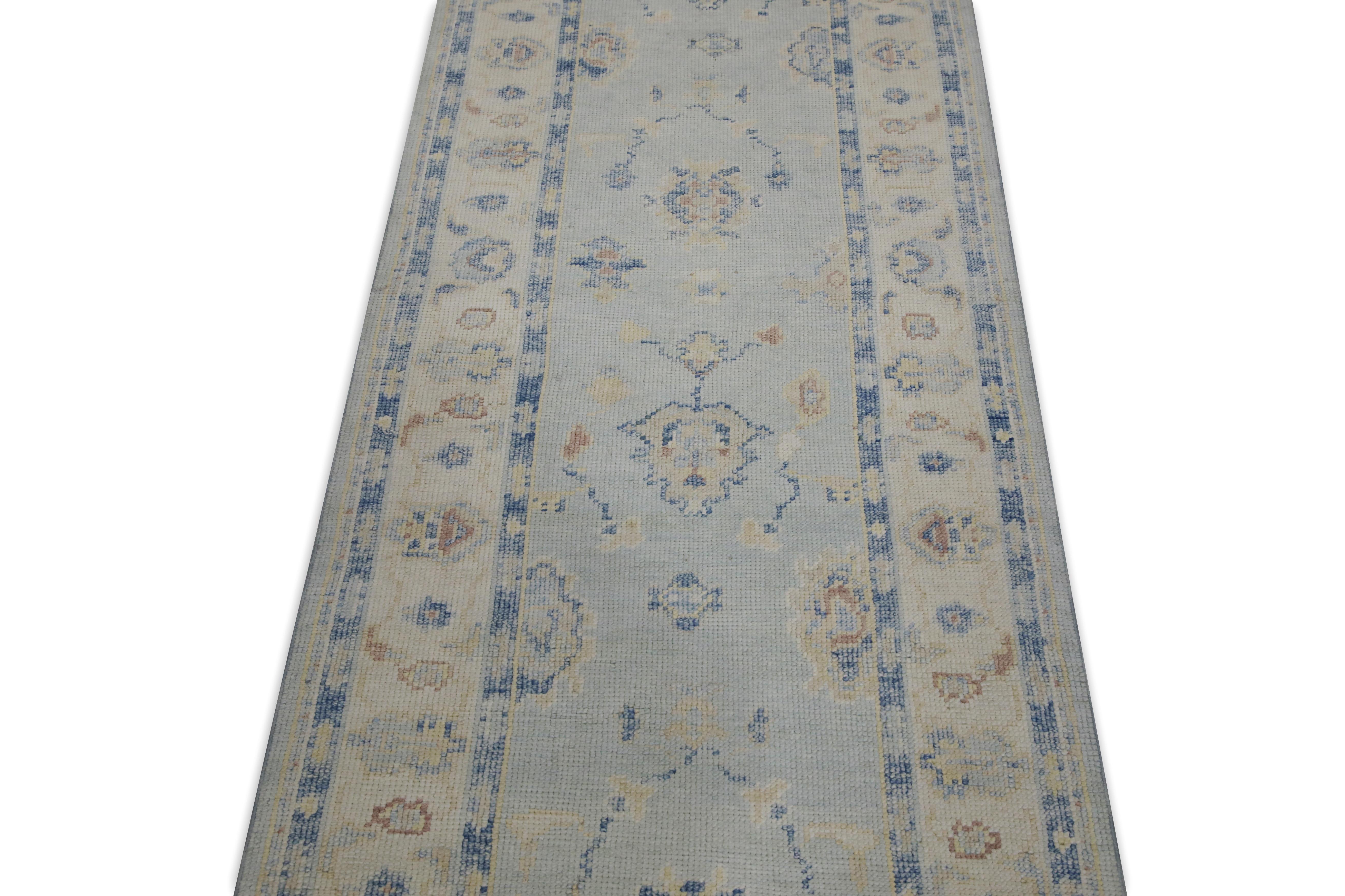 XXI secolo e contemporaneo Tappeto Oushak Runner Turco Blu e Avorio Tessuto a mano in lana 2'10