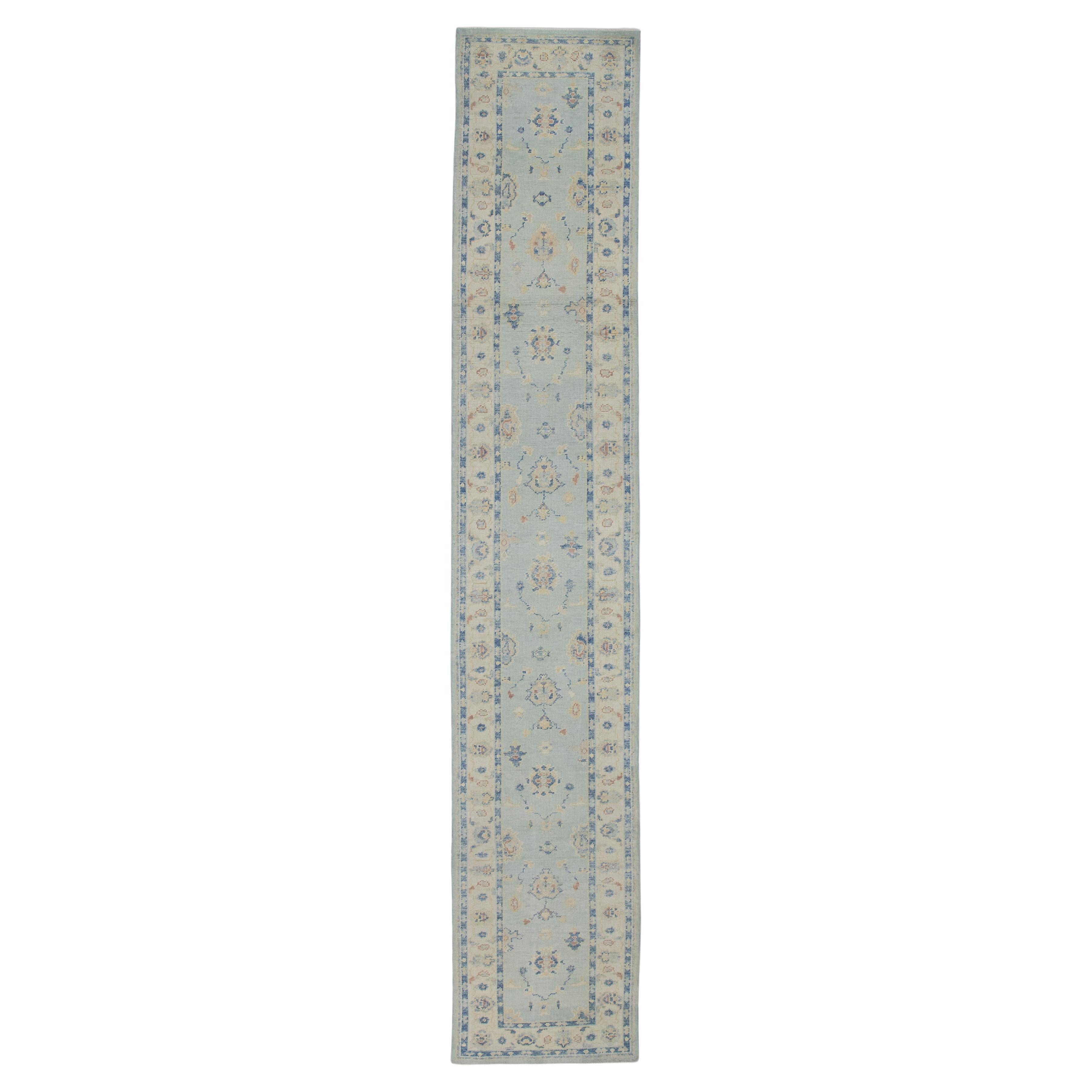 Tappeto Oushak Runner Turco Blu e Avorio Tessuto a mano in lana 2'10" x 15'7" in vendita