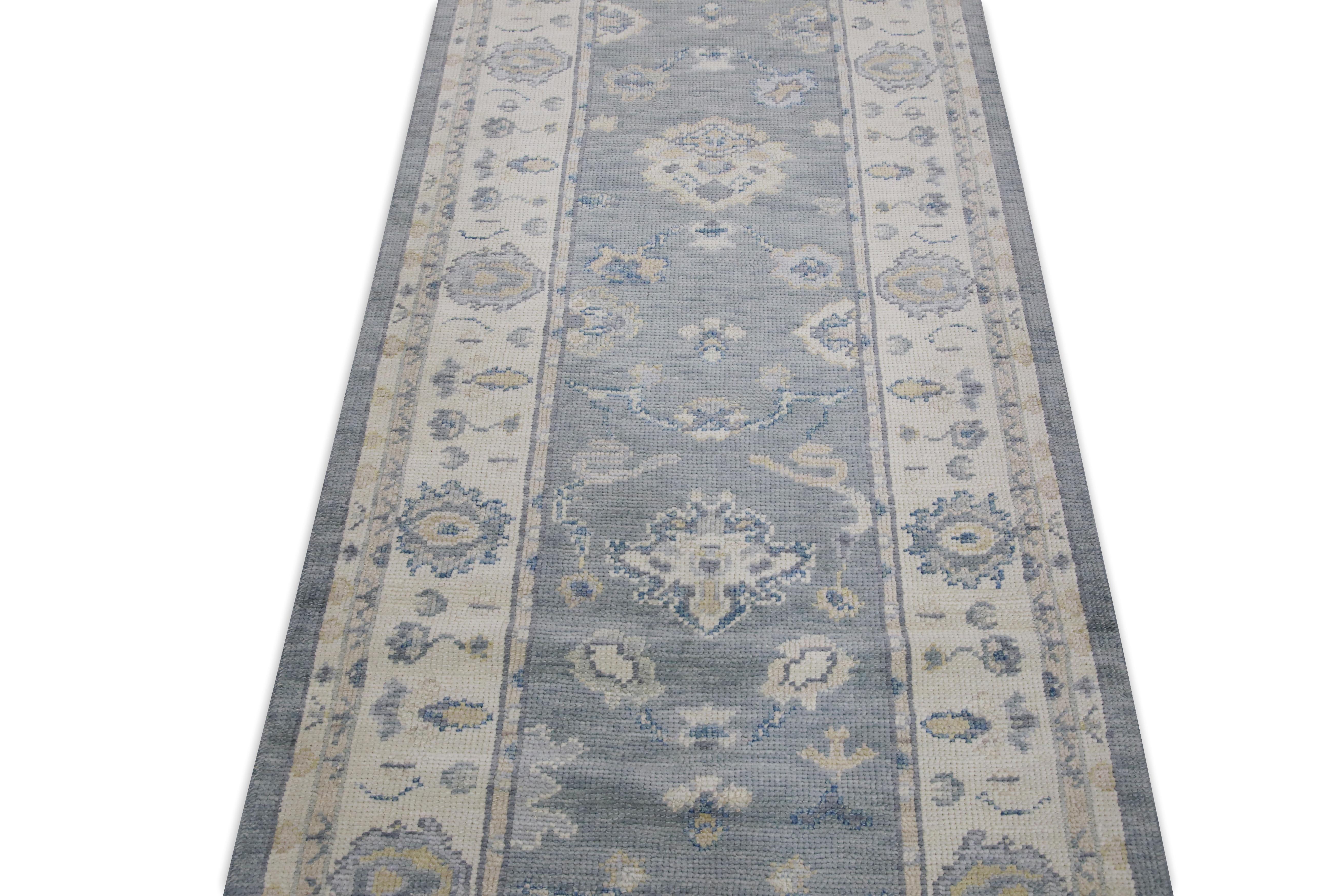 XXI secolo e contemporaneo Tappeto Oushak Runner Turco Blu, Avorio e Taupe Tessuto a mano in lana 3'3