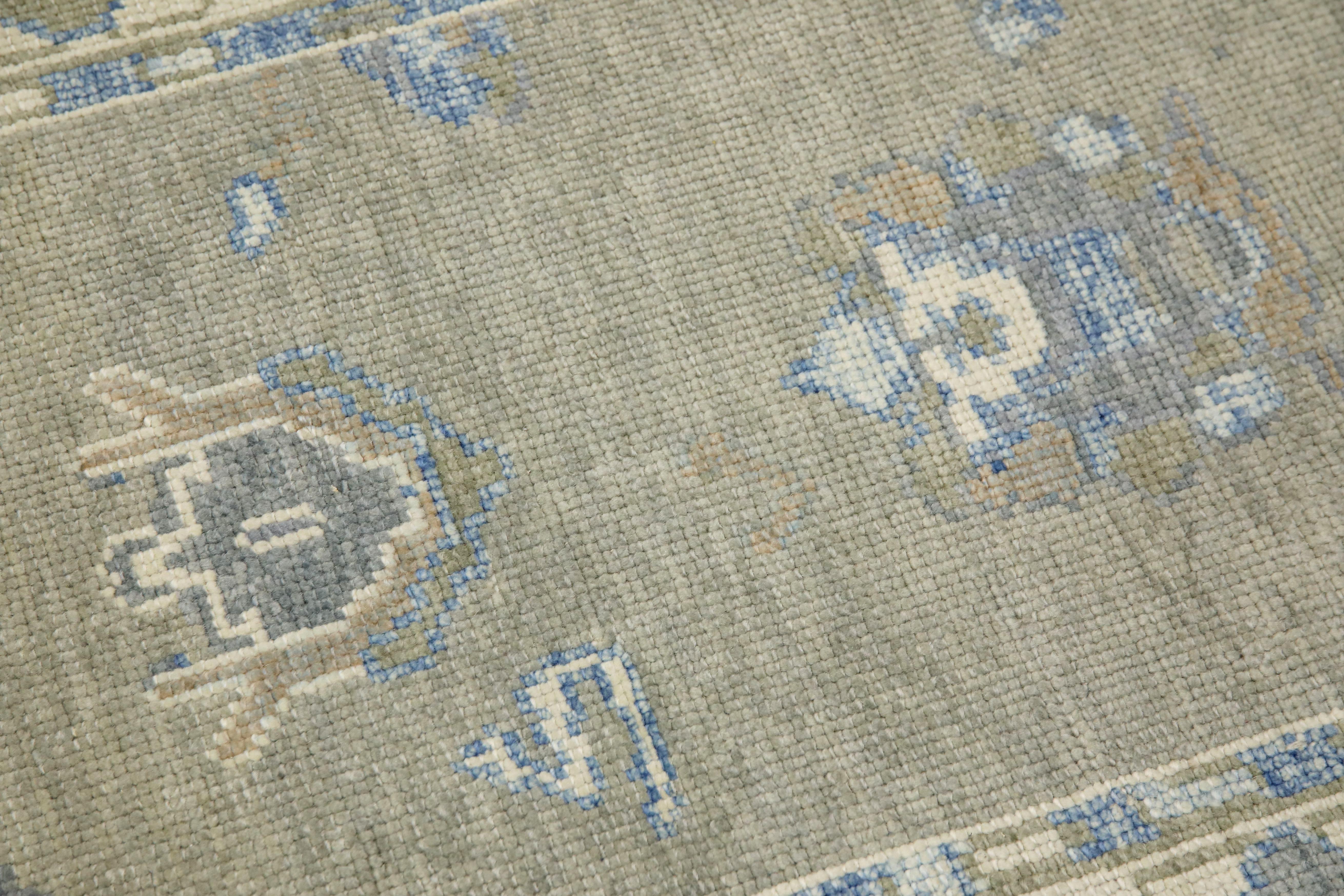 Türkischer Oushak-Läufer aus handgewebter Wolle in Grün und Blau mit Blumenmuster 2'9