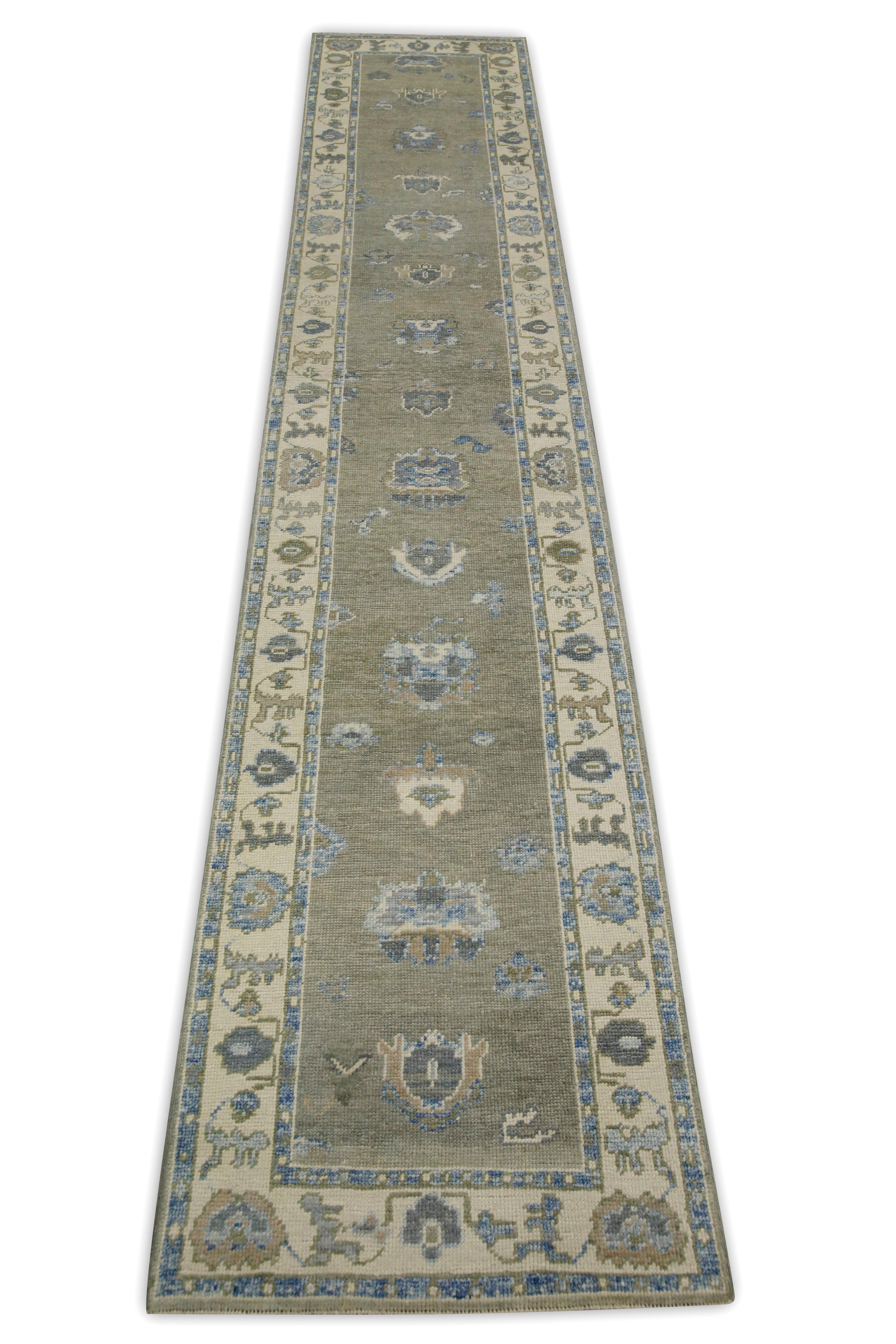 Türkischer Oushak-Läufer aus handgewebter Wolle in Grün und Blau mit Blumenmuster 2'9