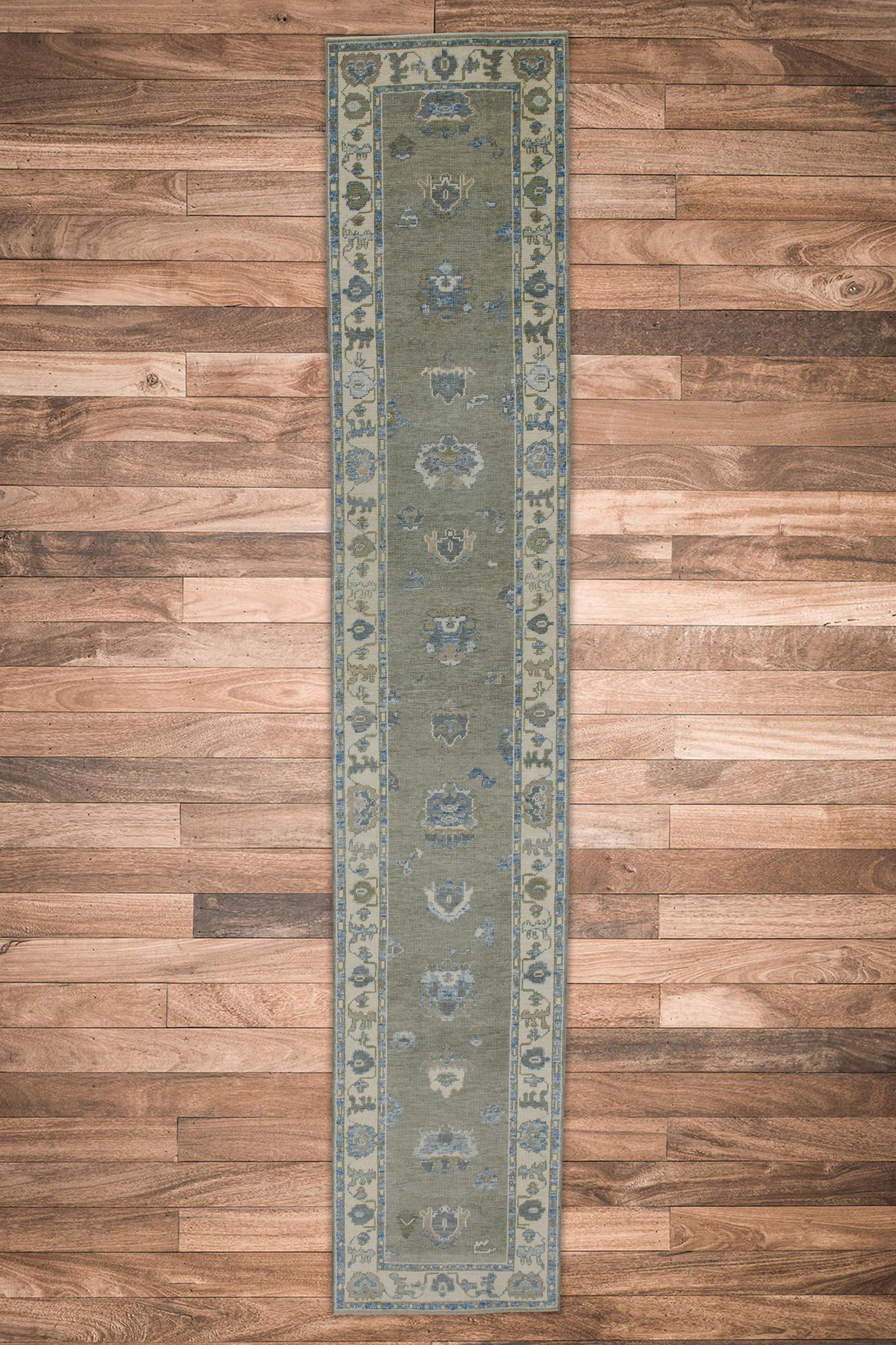 Türkischer Oushak-Läufer aus handgewebter Wolle in Grün und Blau mit Blumenmuster 2'9