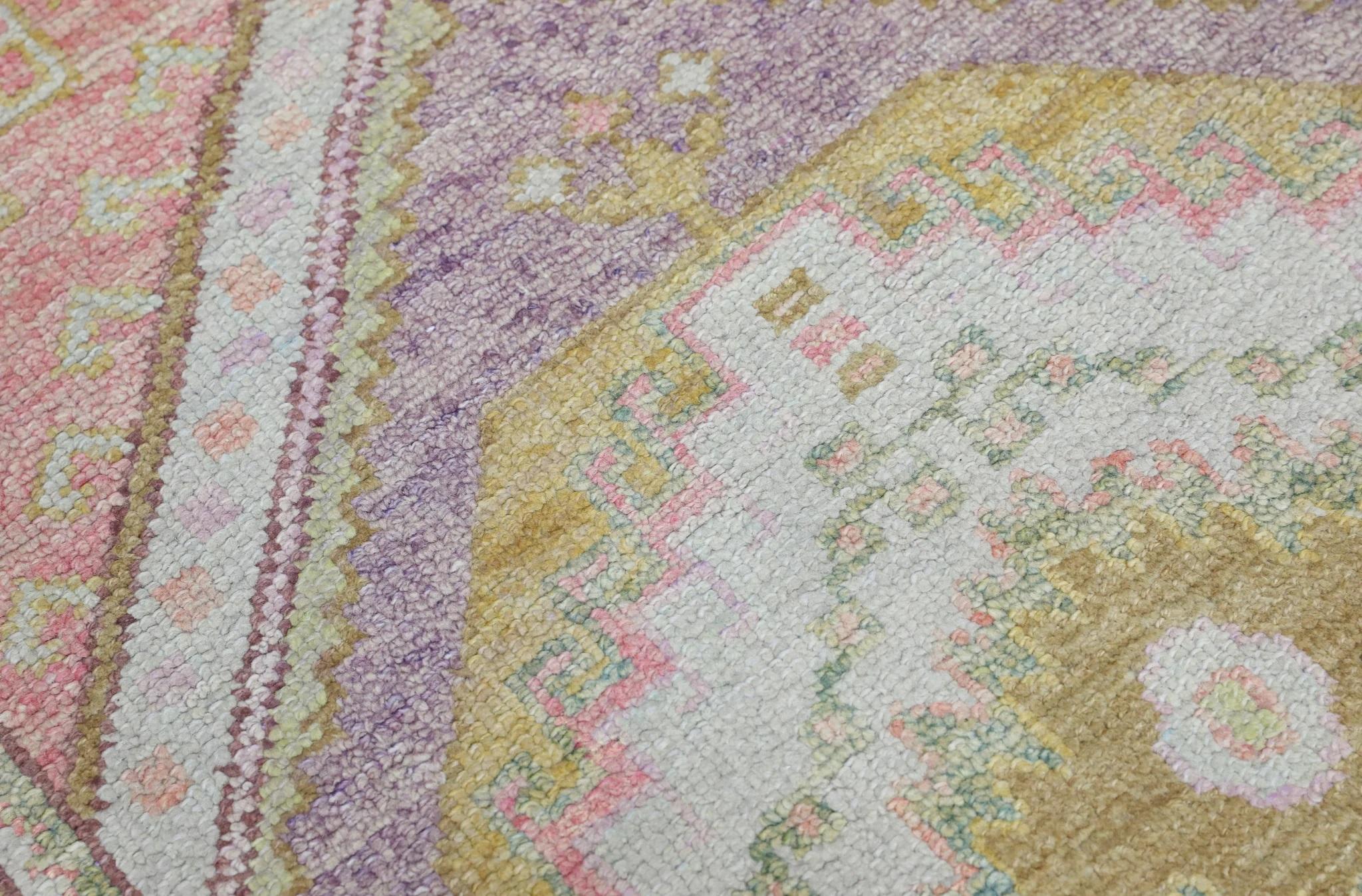Alfombra turca Oushak Alfombra de lana tejida a mano lila, melocotón y dorado 3' x 10'3

Esta vibrante alfombra turca Oushak tejida a mano es una hermosa fusión de artesanía tradicional y encanto moderno. Fabricada por expertos con lana 100% de alta
