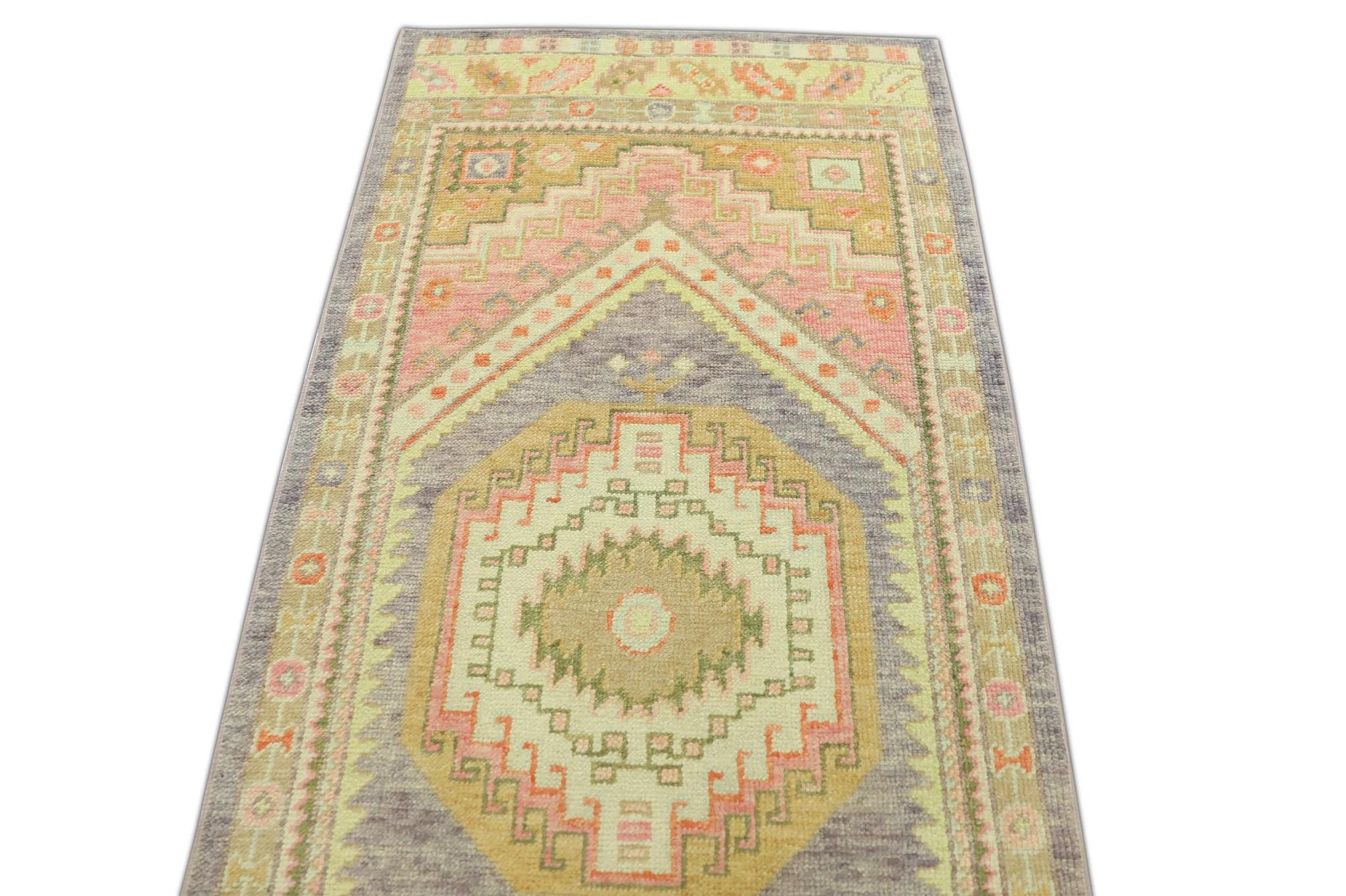 Türkischer Oushak-Läufer in Rosa & Multicolor, handgewebter Wollteppich 2'11