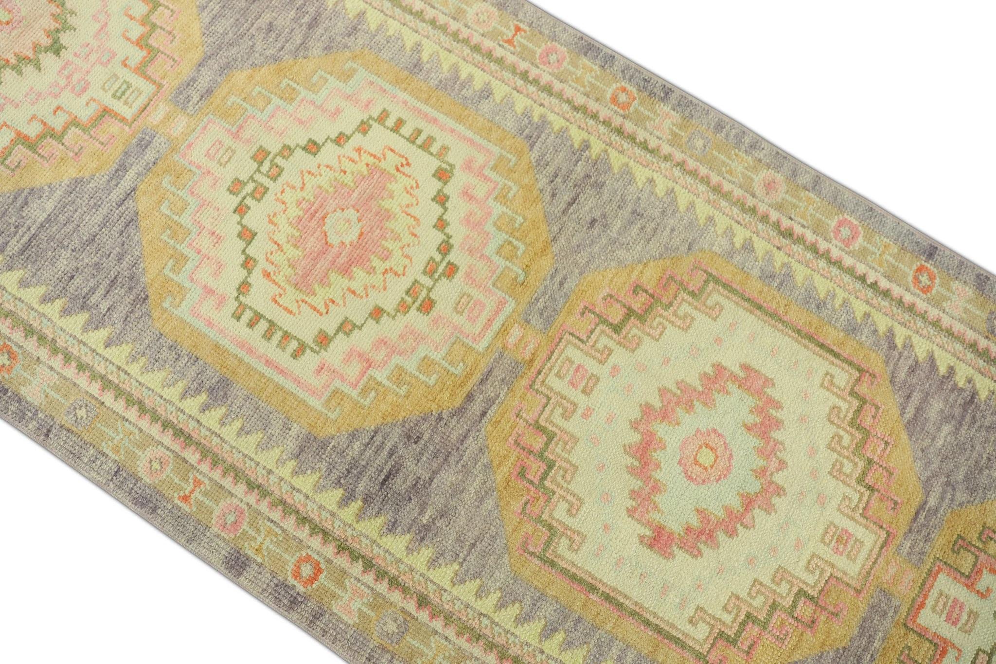 Türkischer Oushak-Läufer in Rosa & Multicolor, handgewebter Wollteppich 2'11