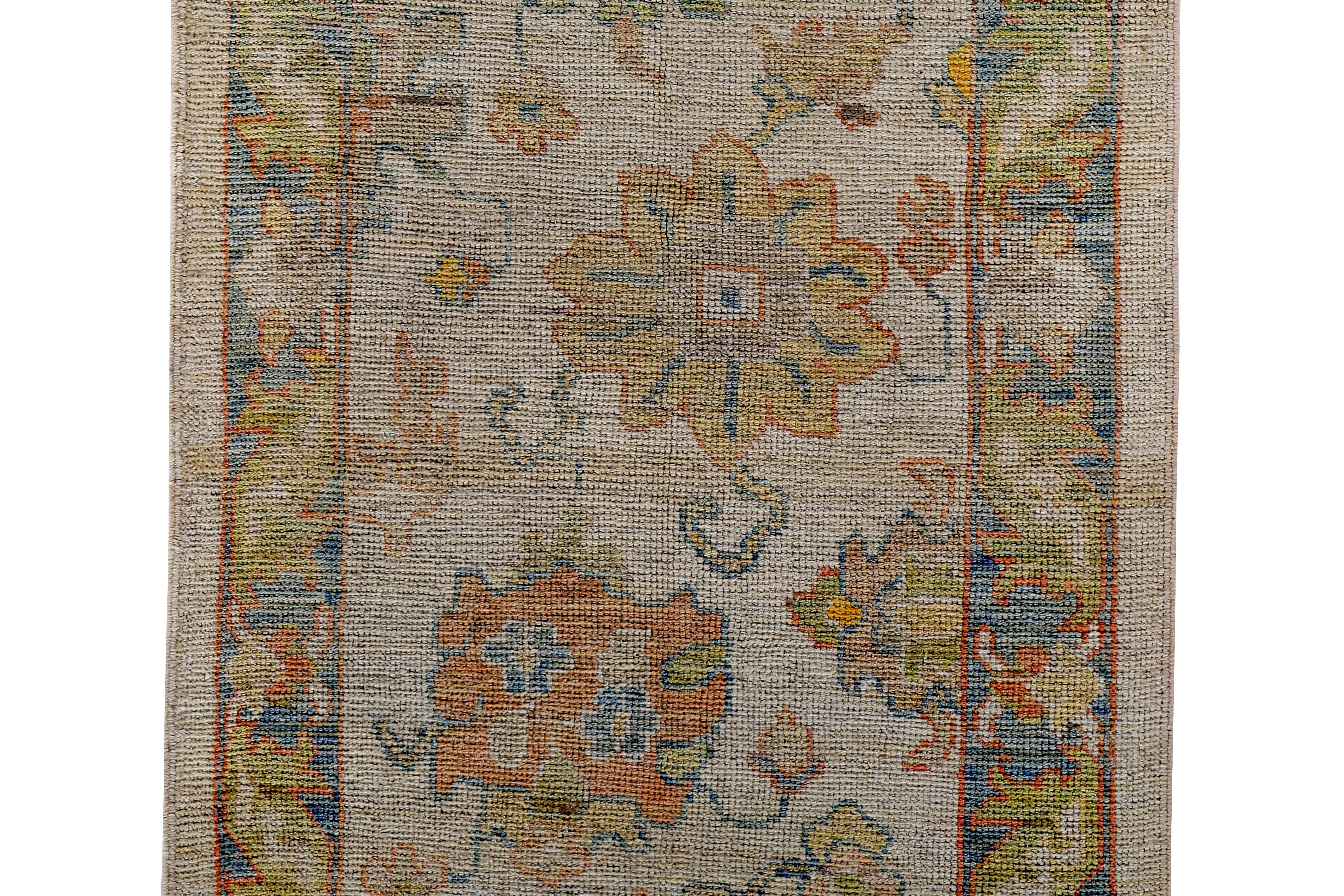 Türkischer Oushak-Läufer mit blauen und goldenen Blumendetails auf elfenbeinfarbenem Feld (Handgewebt) im Angebot