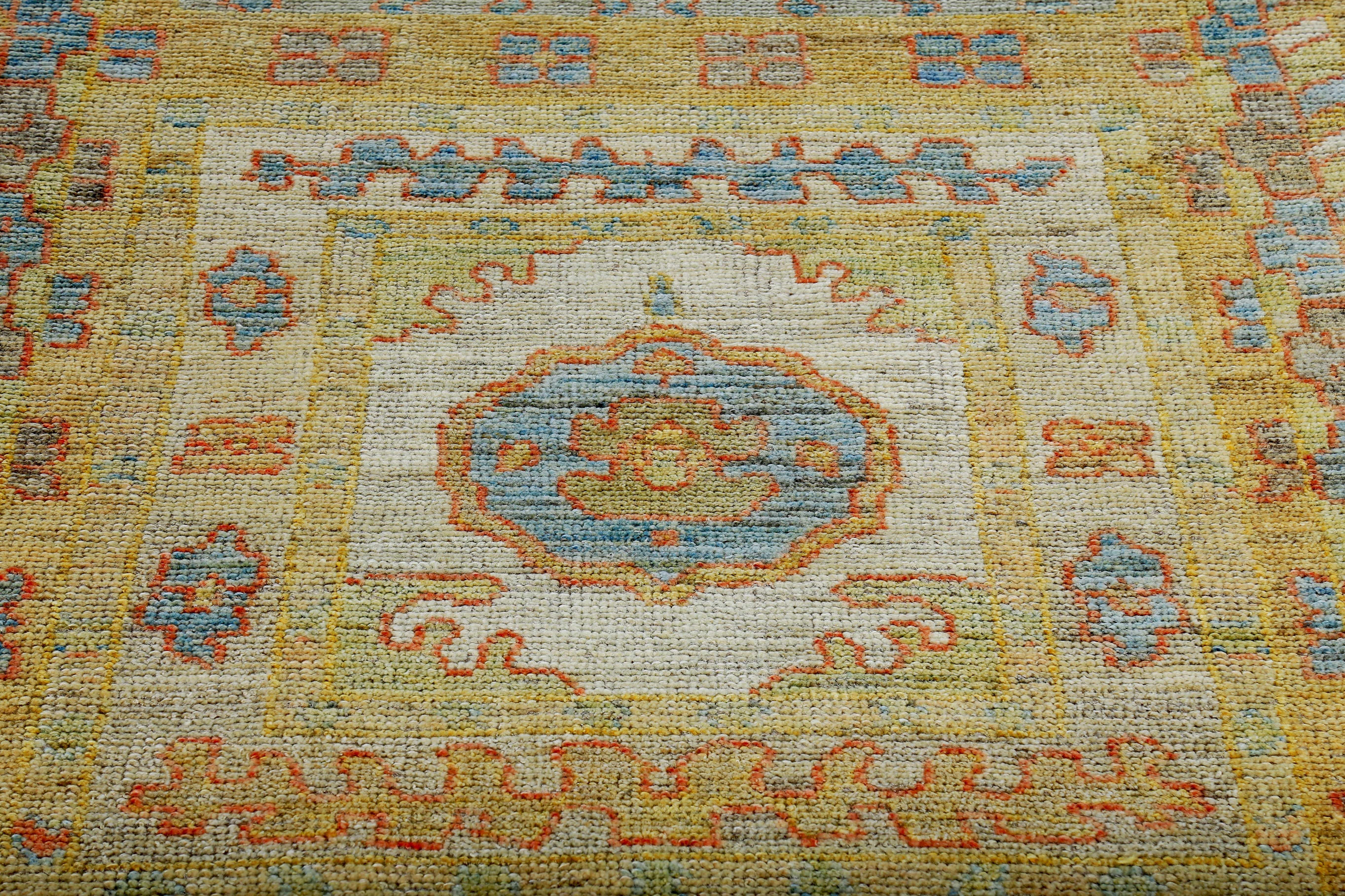 Türkischer Oushak-Läufer mit blauen und grünen Blumendetails auf elfenbeinfarbenem Feld (20. Jahrhundert) im Angebot