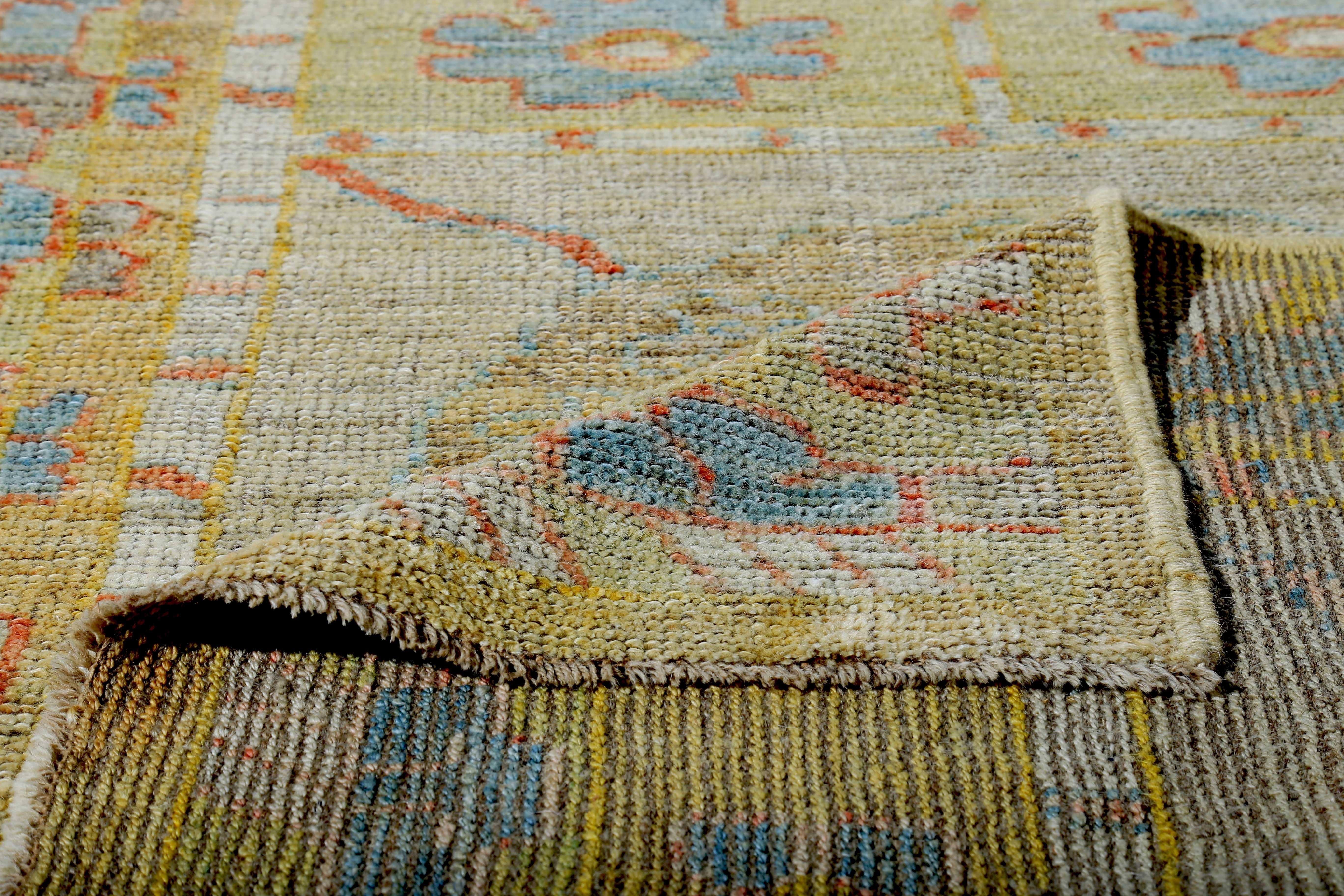 Türkischer Oushak-Läufer mit blauen und grünen Blumendetails auf elfenbeinfarbenem Feld (Wolle) im Angebot