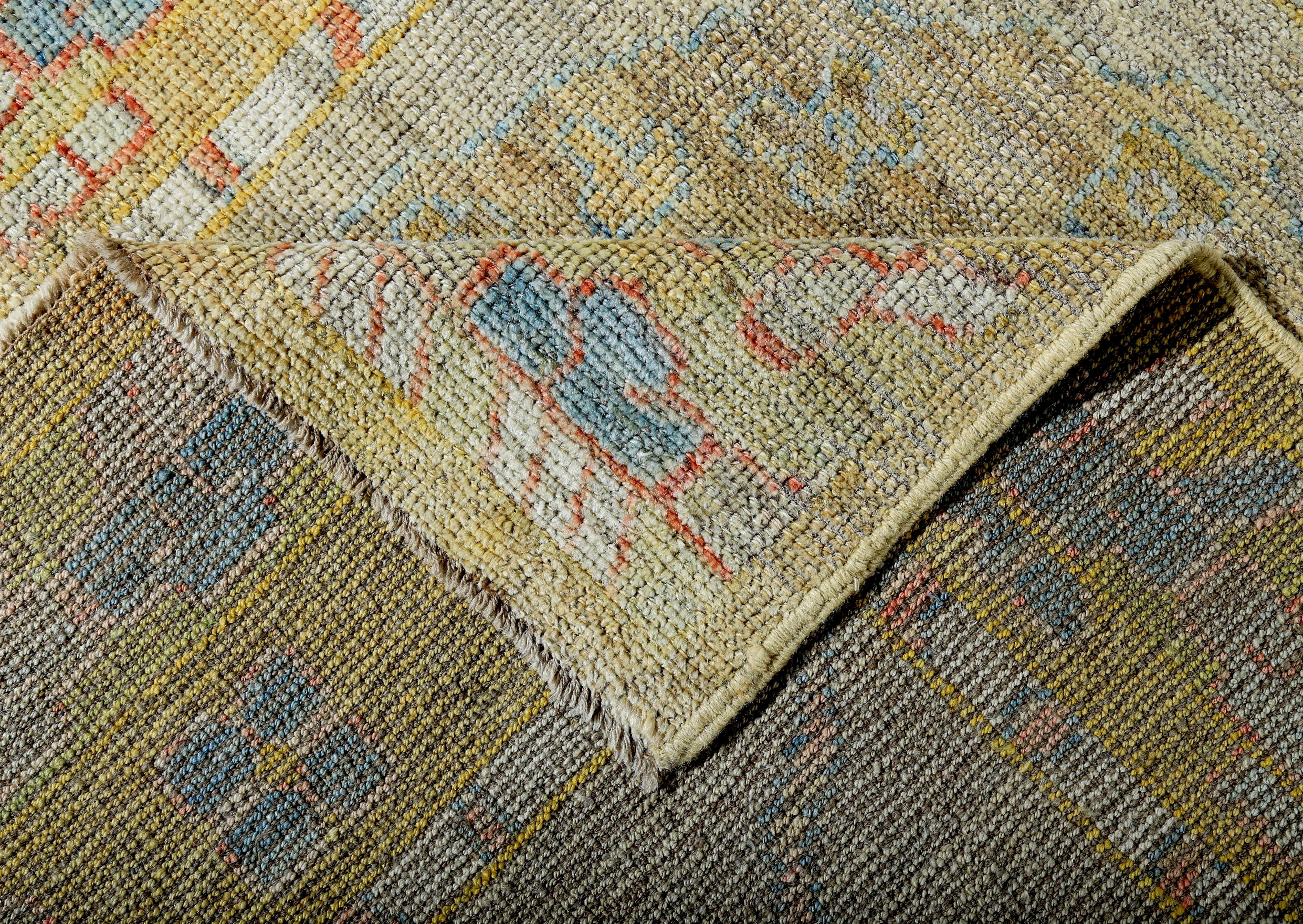 Türkischer Oushak-Läufer mit blauen und grünen Blumendetails auf elfenbeinfarbenem Feld im Angebot 1