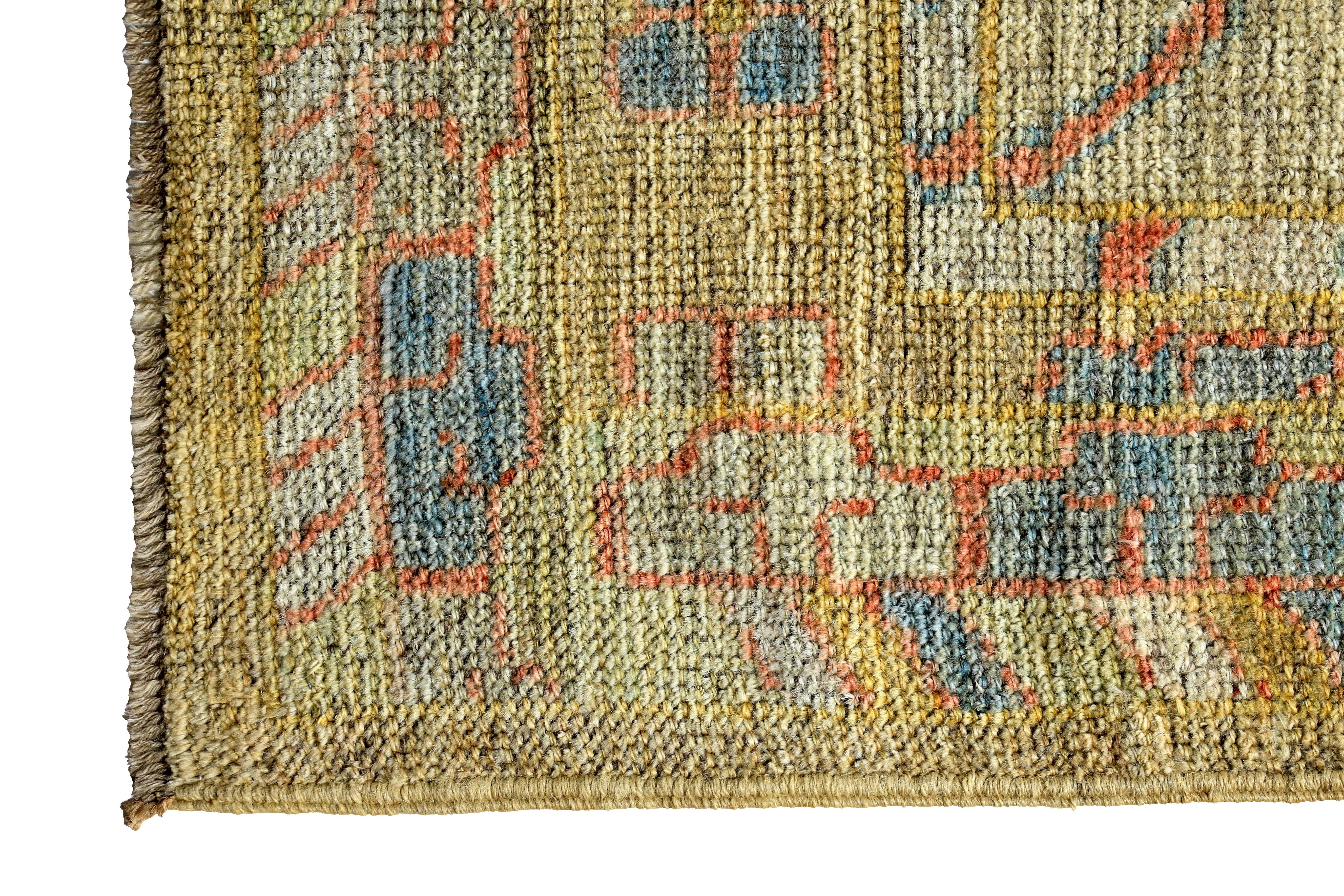 Türkischer Oushak-Läufer mit blauen und orangefarbenen Blumenmuster auf braunem Feld im Zustand „Hervorragend“ im Angebot in Dallas, TX