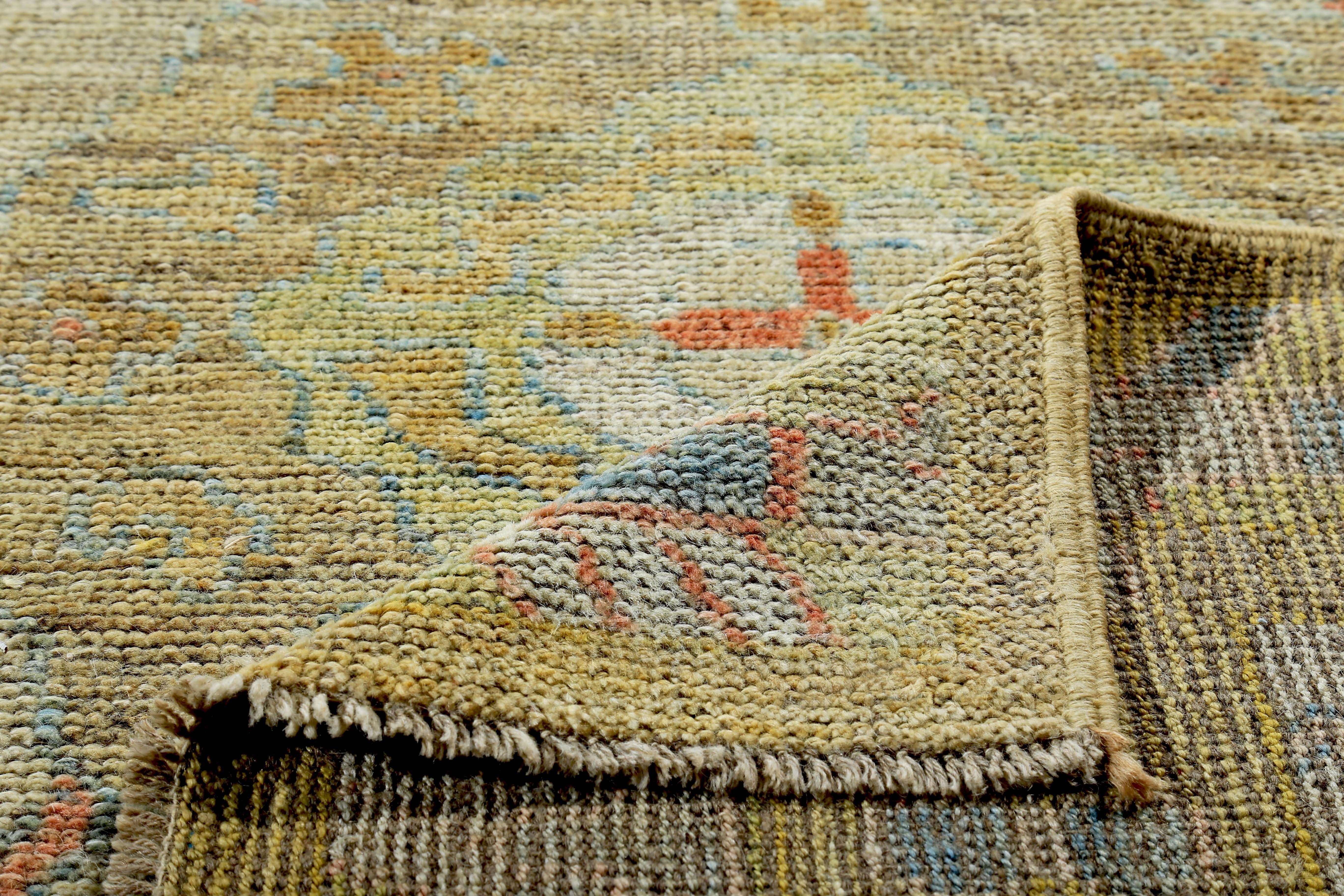 Türkischer Oushak-Läufer mit blauen und orangefarbenen Blumenmuster auf braunem Feld (20. Jahrhundert) im Angebot
