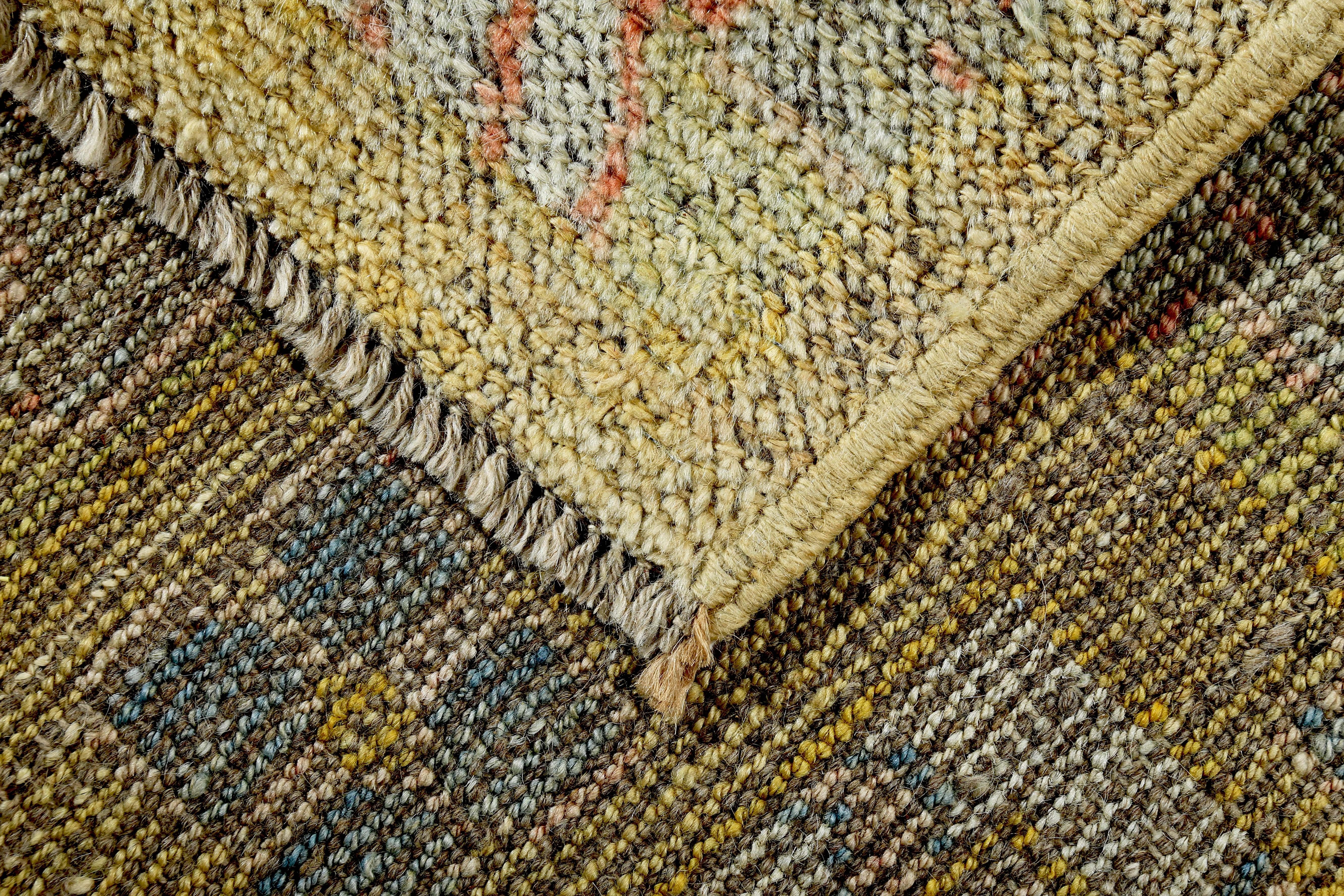Türkischer Oushak-Läufer mit blauen und orangefarbenen Blumenmuster auf braunem Feld (Wolle) im Angebot
