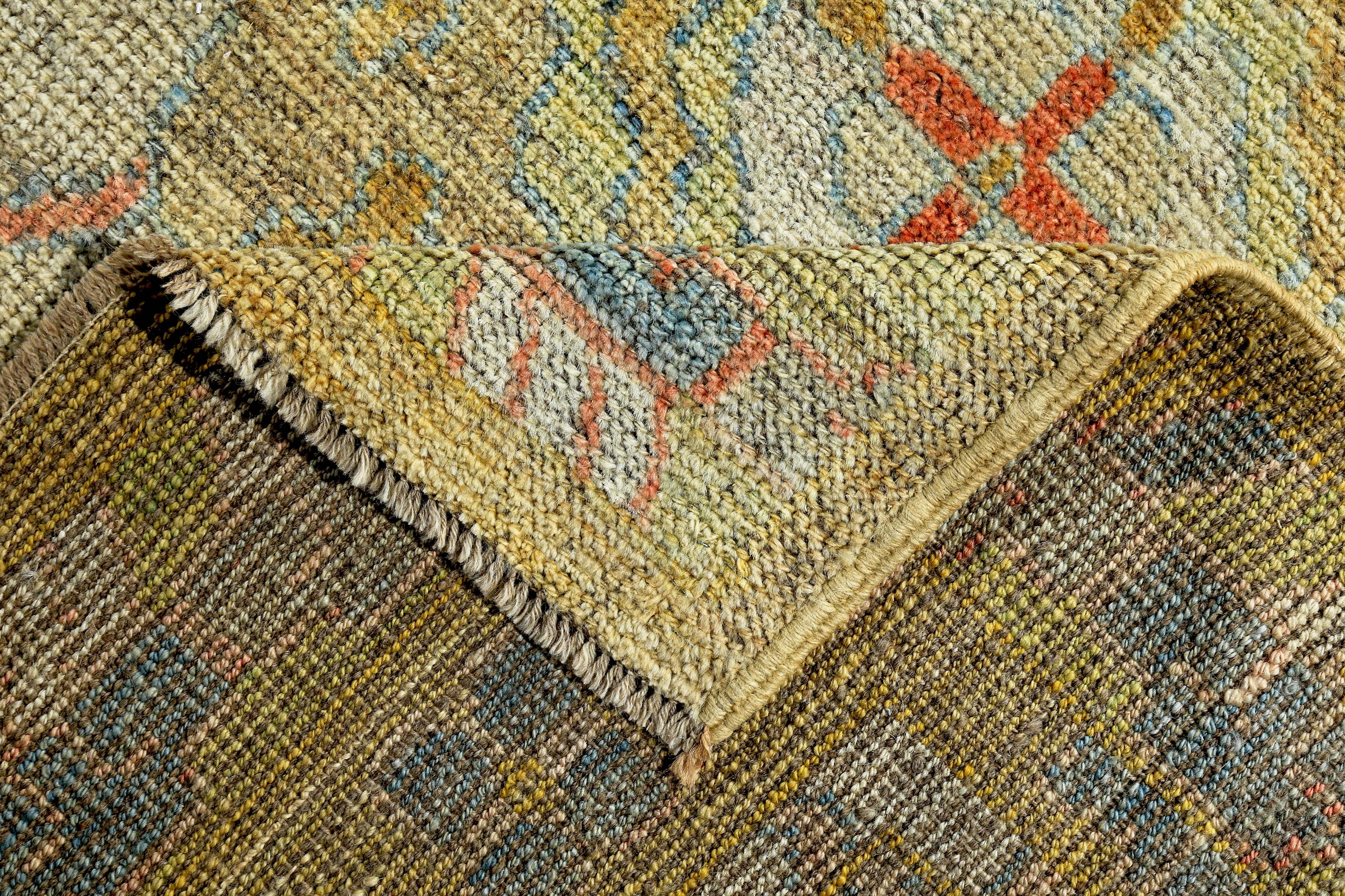 Türkischer Oushak-Läufer mit blauen und orangefarbenen Blumenmuster auf braunem Feld im Angebot 1