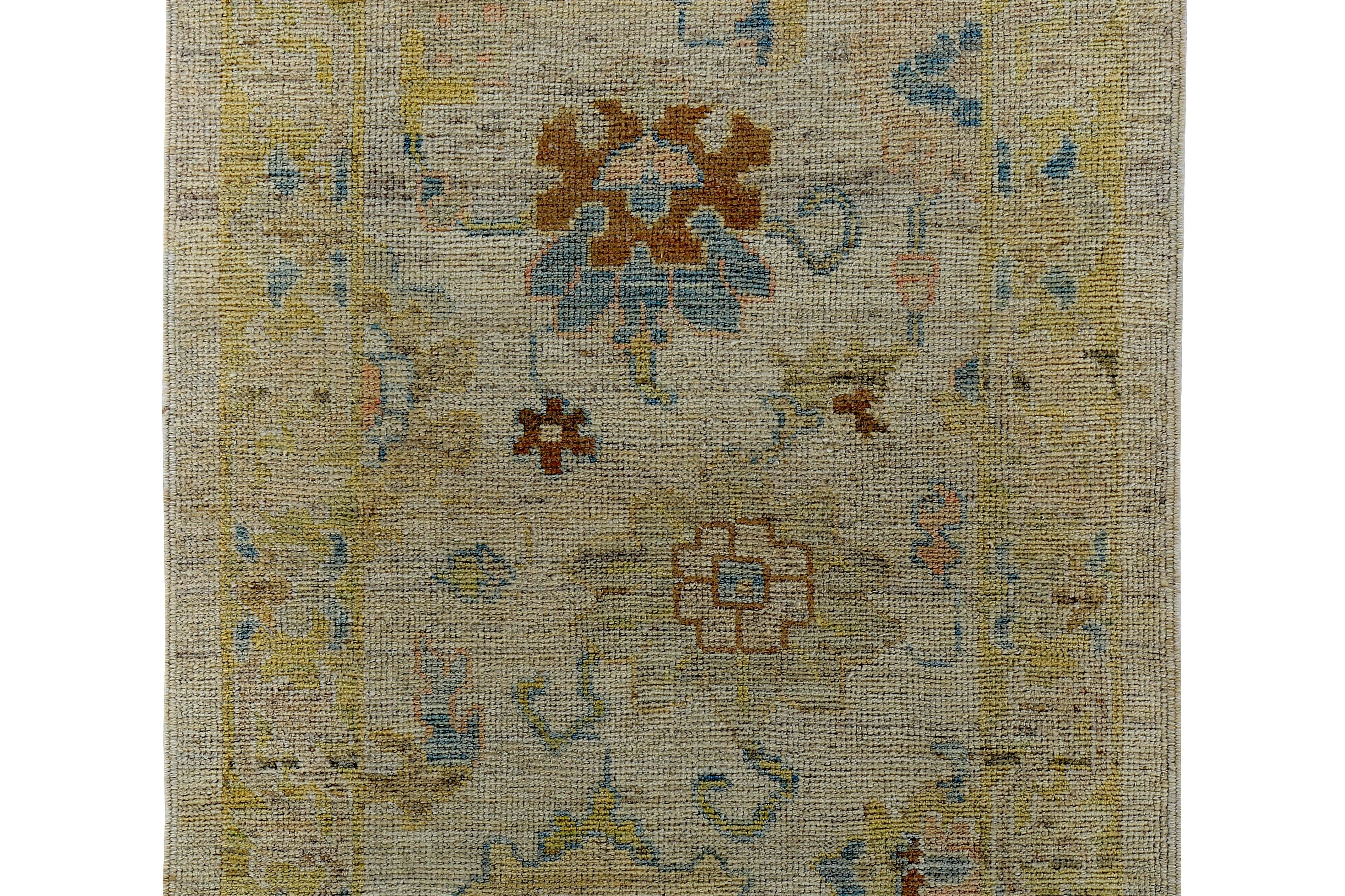 Türkischer Oushak-Läufer mit braunen und blauen Blumendetails auf elfenbeinfarbenem Feld (Handgewebt) im Angebot