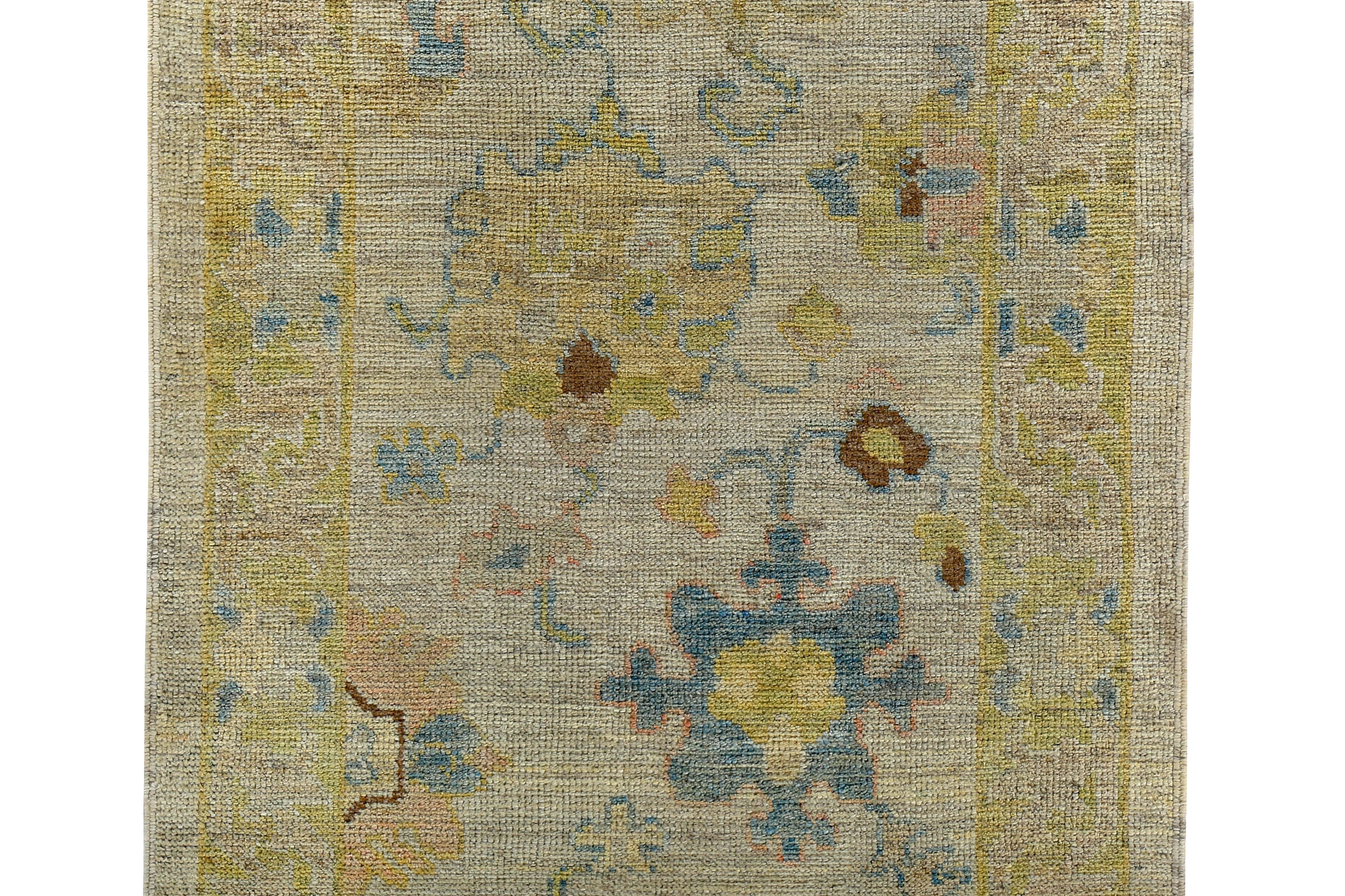Türkischer Oushak-Läufer mit braunen und blauen Blumendetails auf elfenbeinfarbenem Feld (Handgewebt) im Angebot
