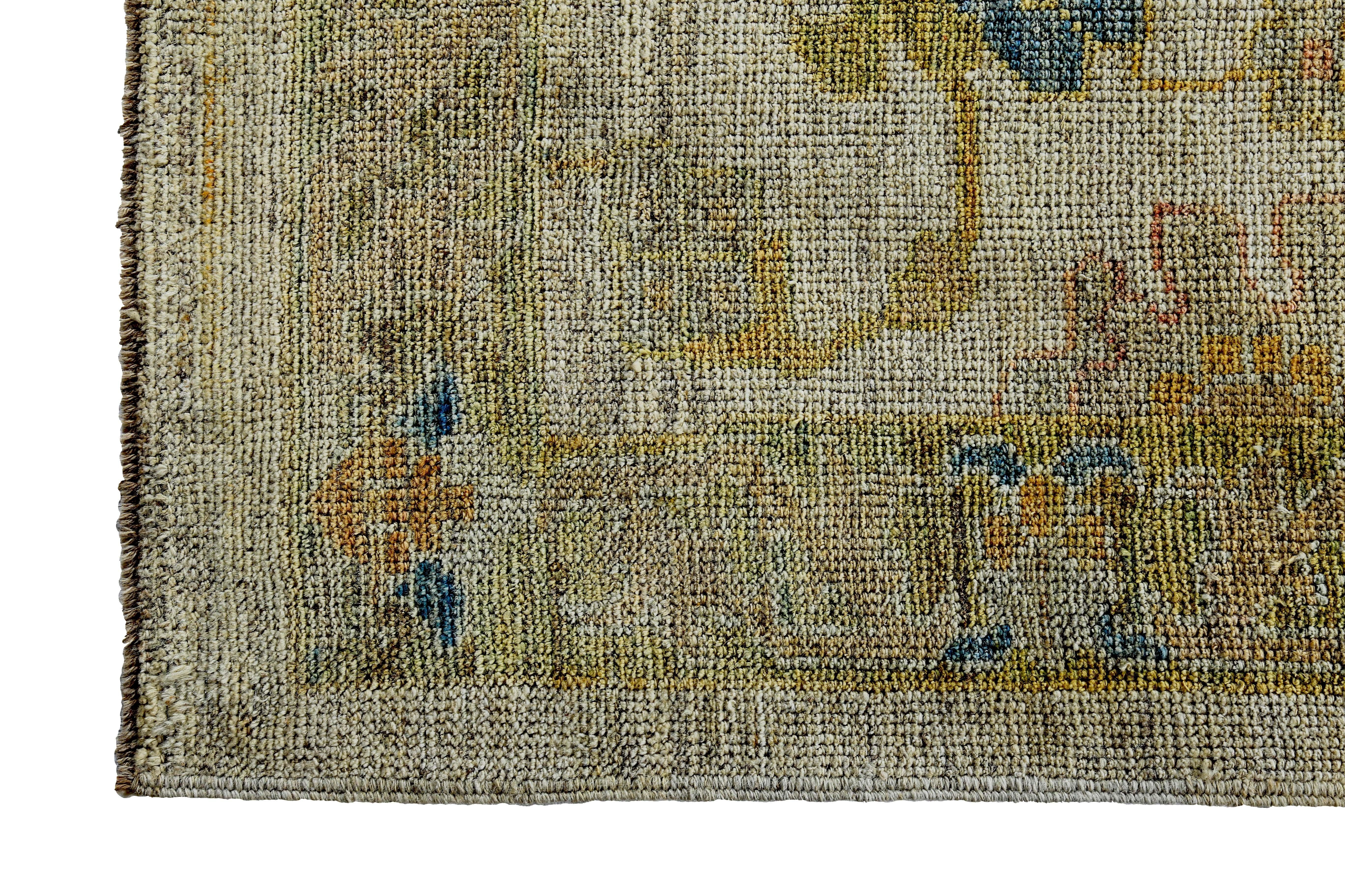 Türkischer Oushak-Läufer mit braunen und blauen Blumendetails auf elfenbeinfarbenem Feld im Zustand „Hervorragend“ im Angebot in Dallas, TX