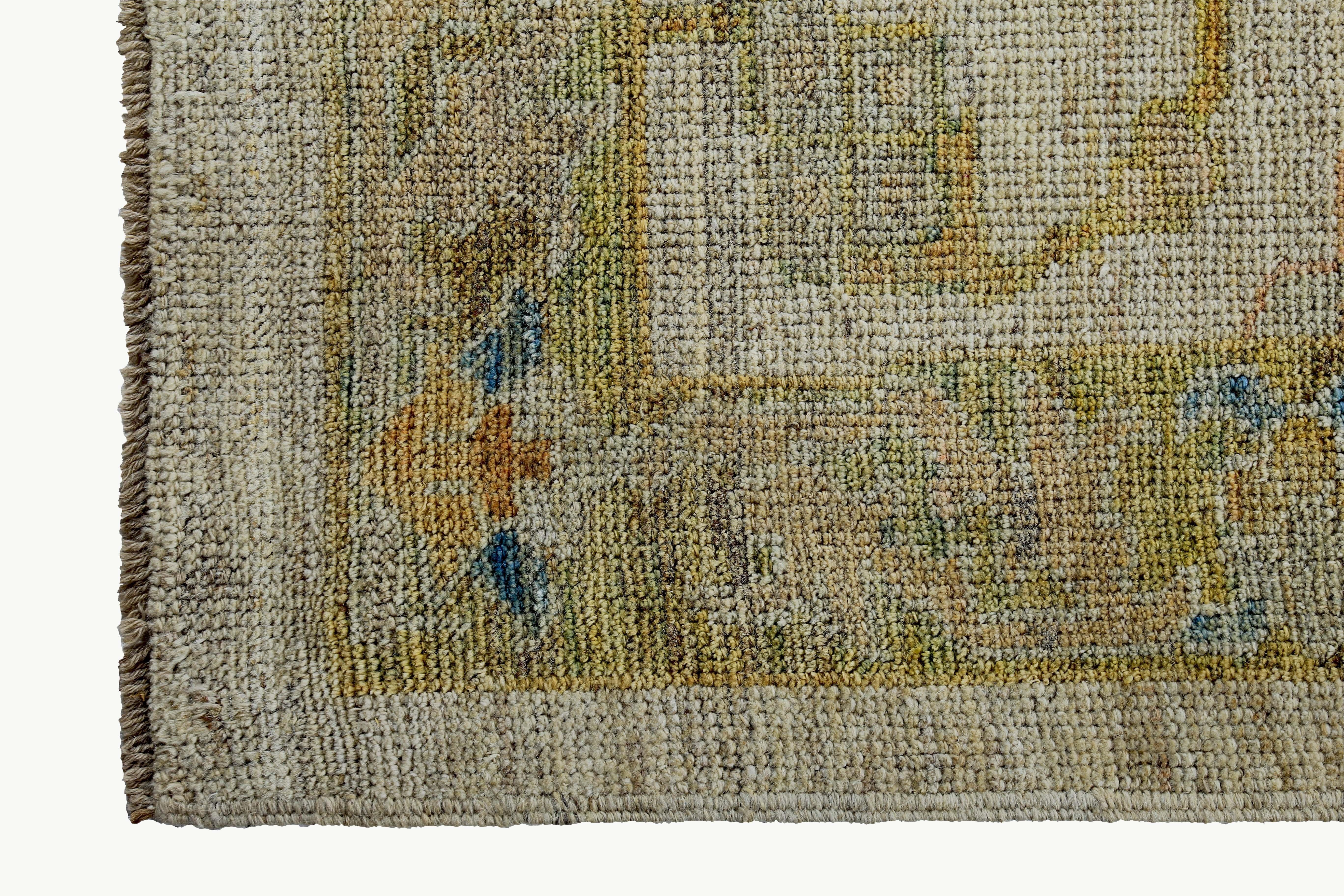 Türkischer Oushak-Läufer mit braunen und blauen Blumendetails auf elfenbeinfarbenem Feld im Zustand „Hervorragend“ im Angebot in Dallas, TX