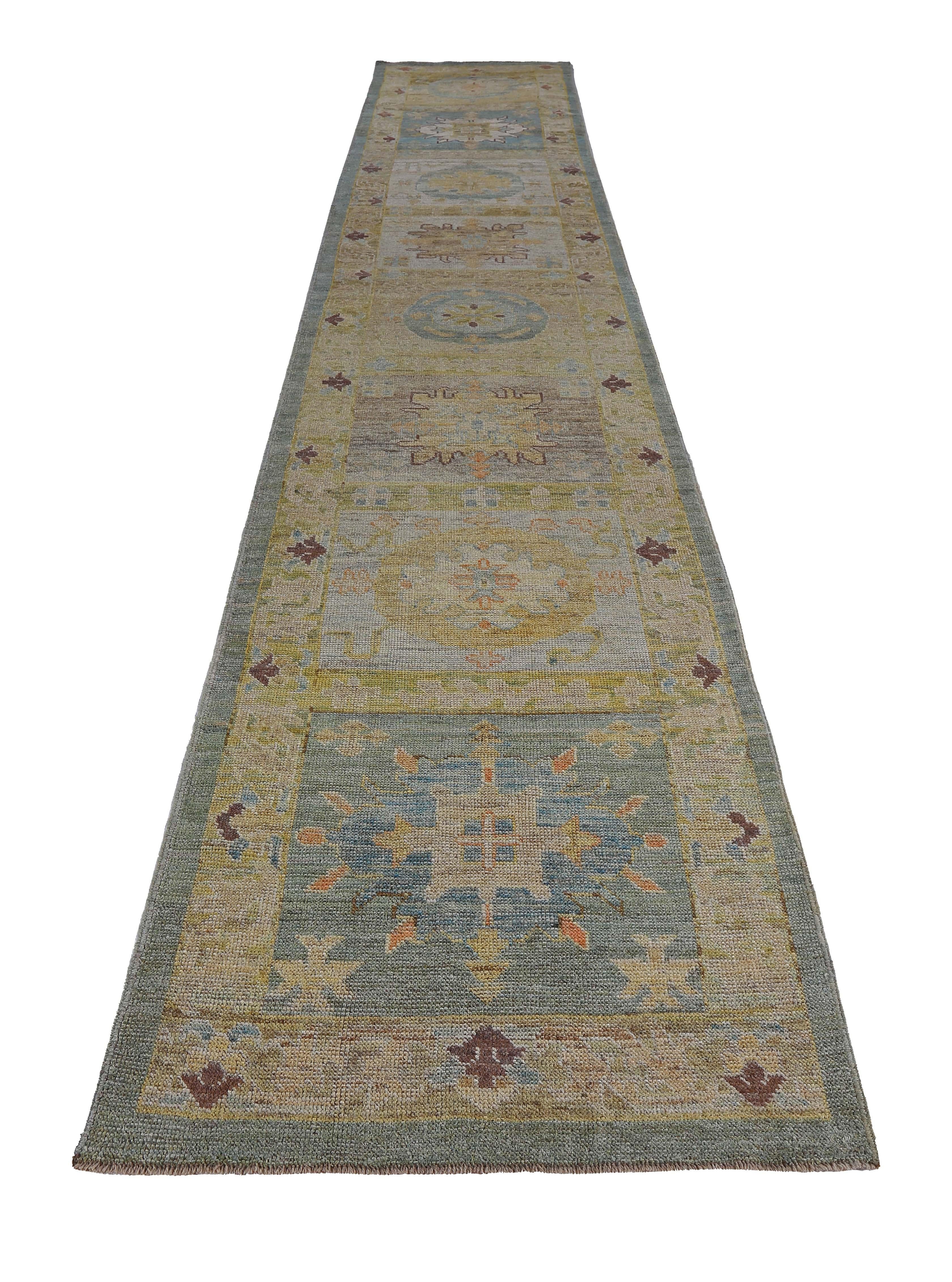 Alfombra turca de lana de oveja tejida a mano de la mejor calidad. Está coloreado con tintes vegetales orgánicos certificados como seguros tanto para humanos como para mascotas. Presenta motivos florales marrones y azules sobre un hermoso campo