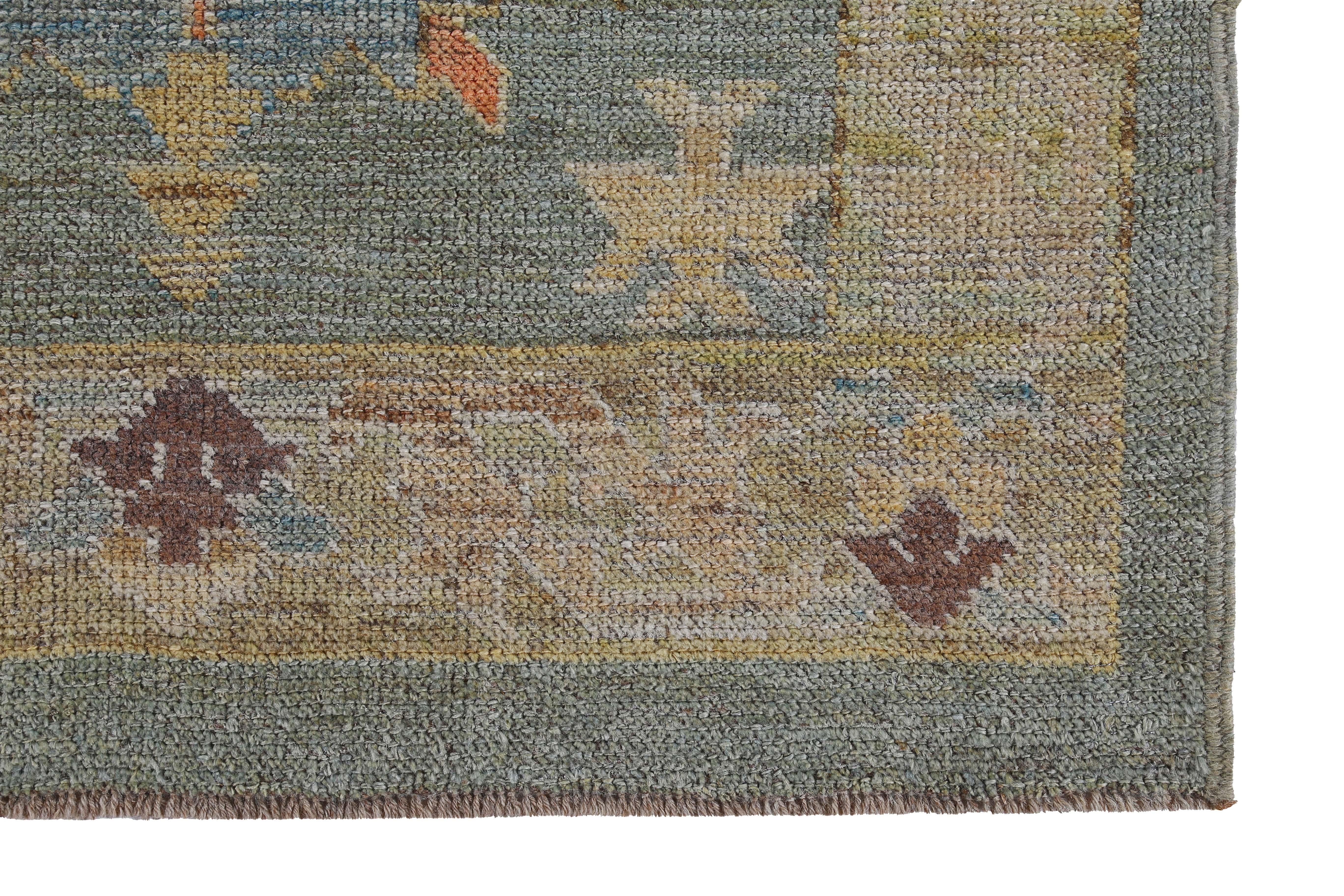 Alfombra turca Oushak con motivos florales marrones sobre fondo amarillo y verde Tejido a mano en venta