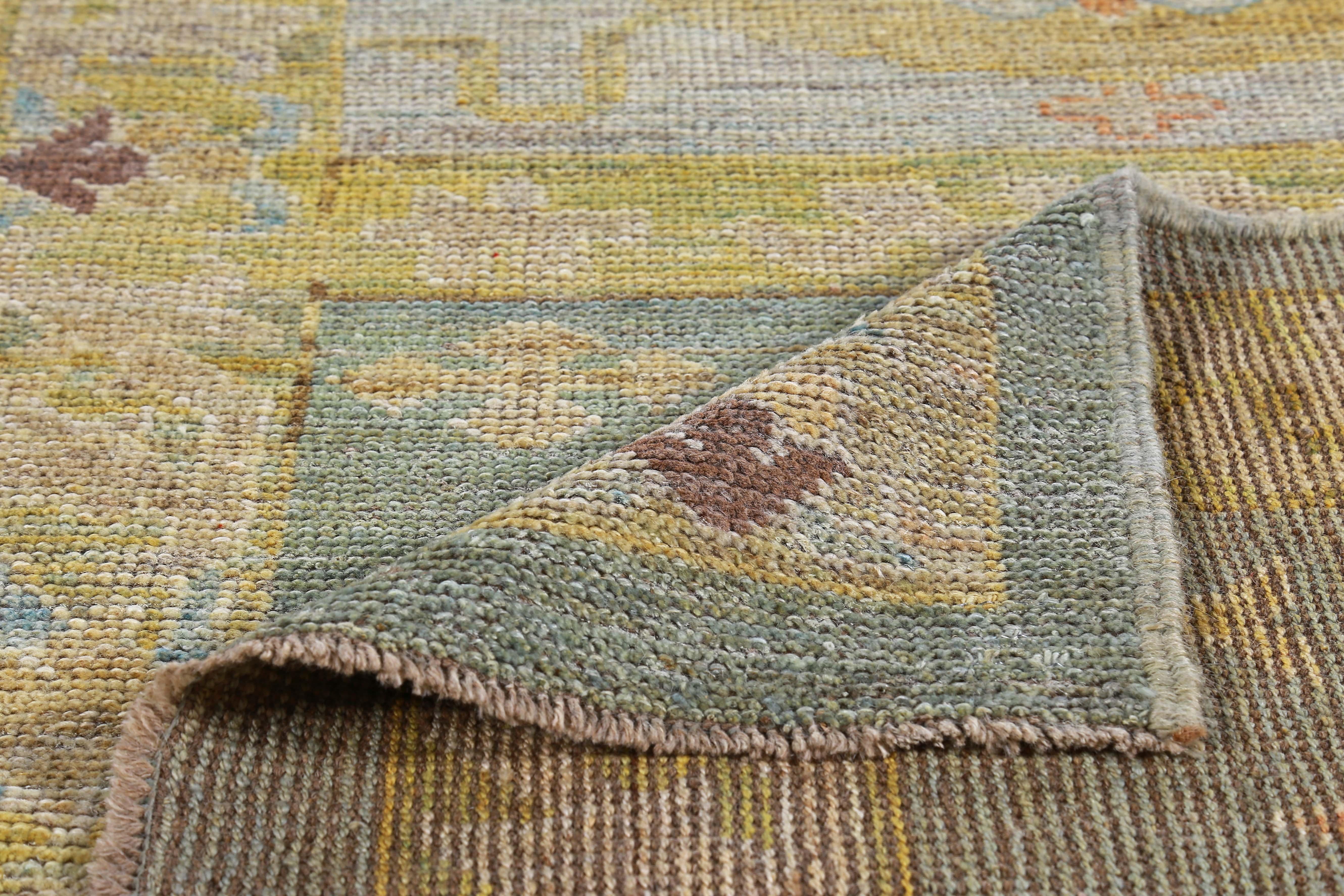 Alfombra turca Oushak con motivos florales marrones sobre fondo amarillo y verde en Excelente estado para la venta en Dallas, TX