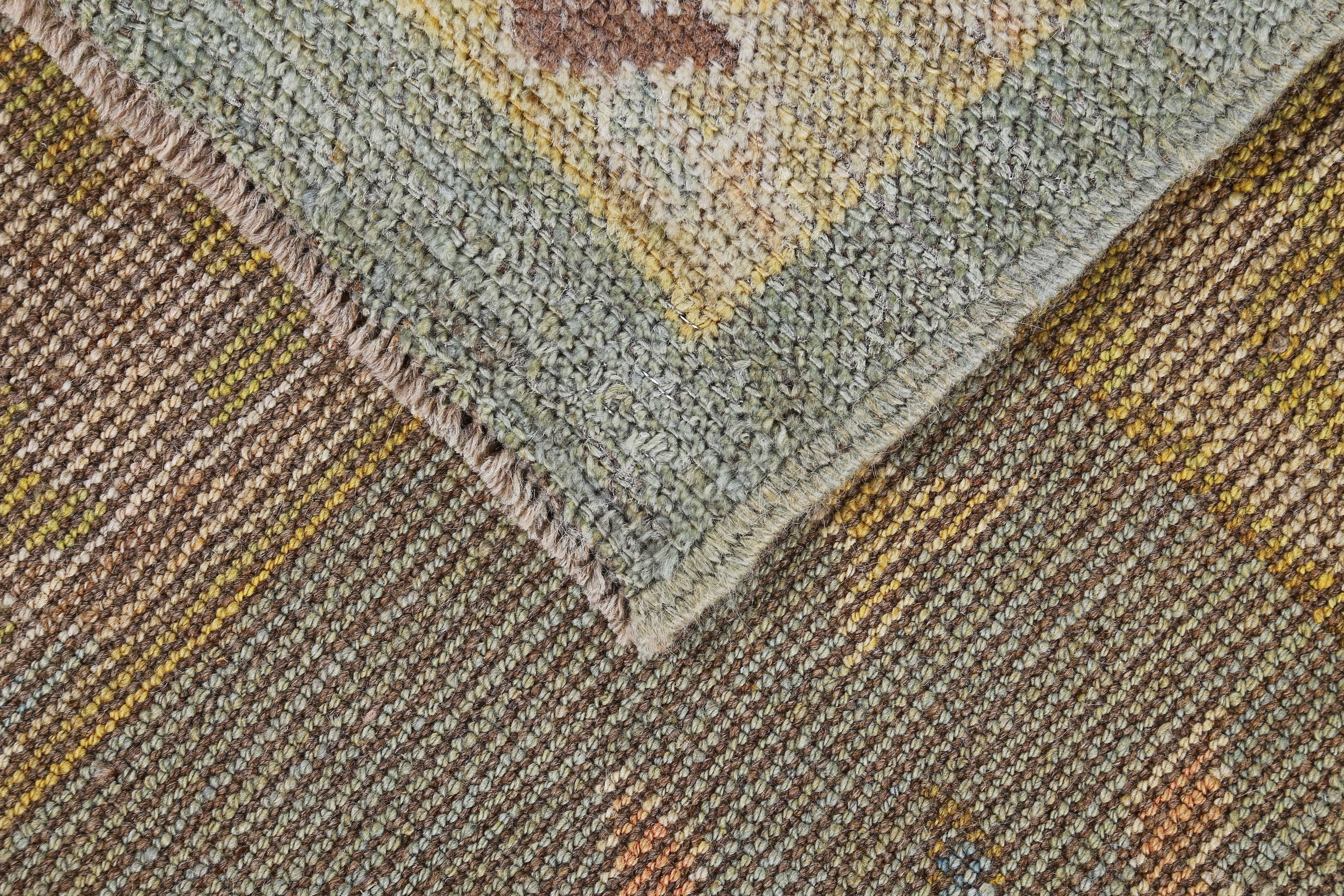 Alfombra turca Oushak con motivos florales marrones sobre fondo amarillo y verde siglo XX en venta