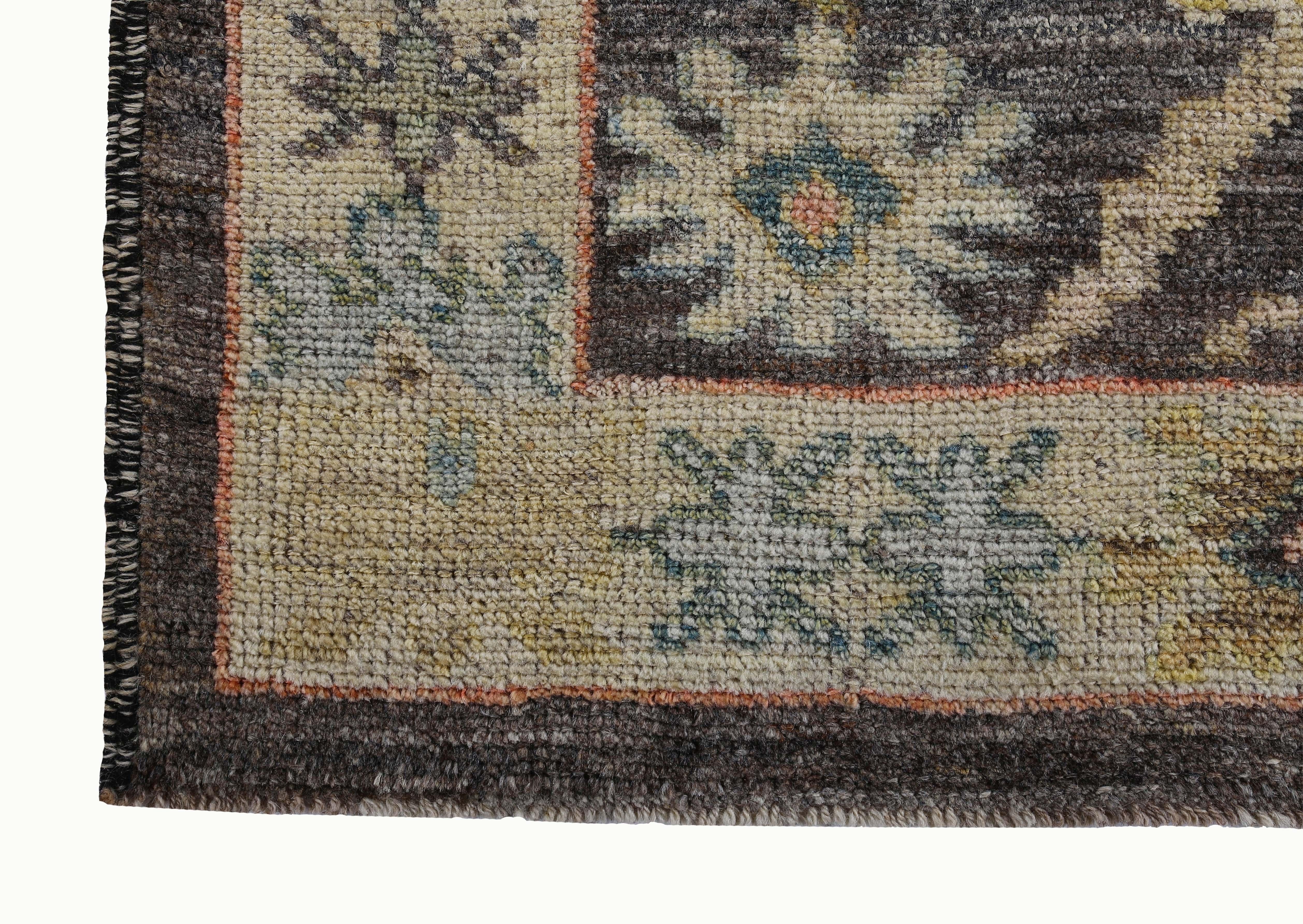 Tessuto a mano Tappeto turco Oushak Runner con teste di fiori colorati su campo marrone e avorio in vendita