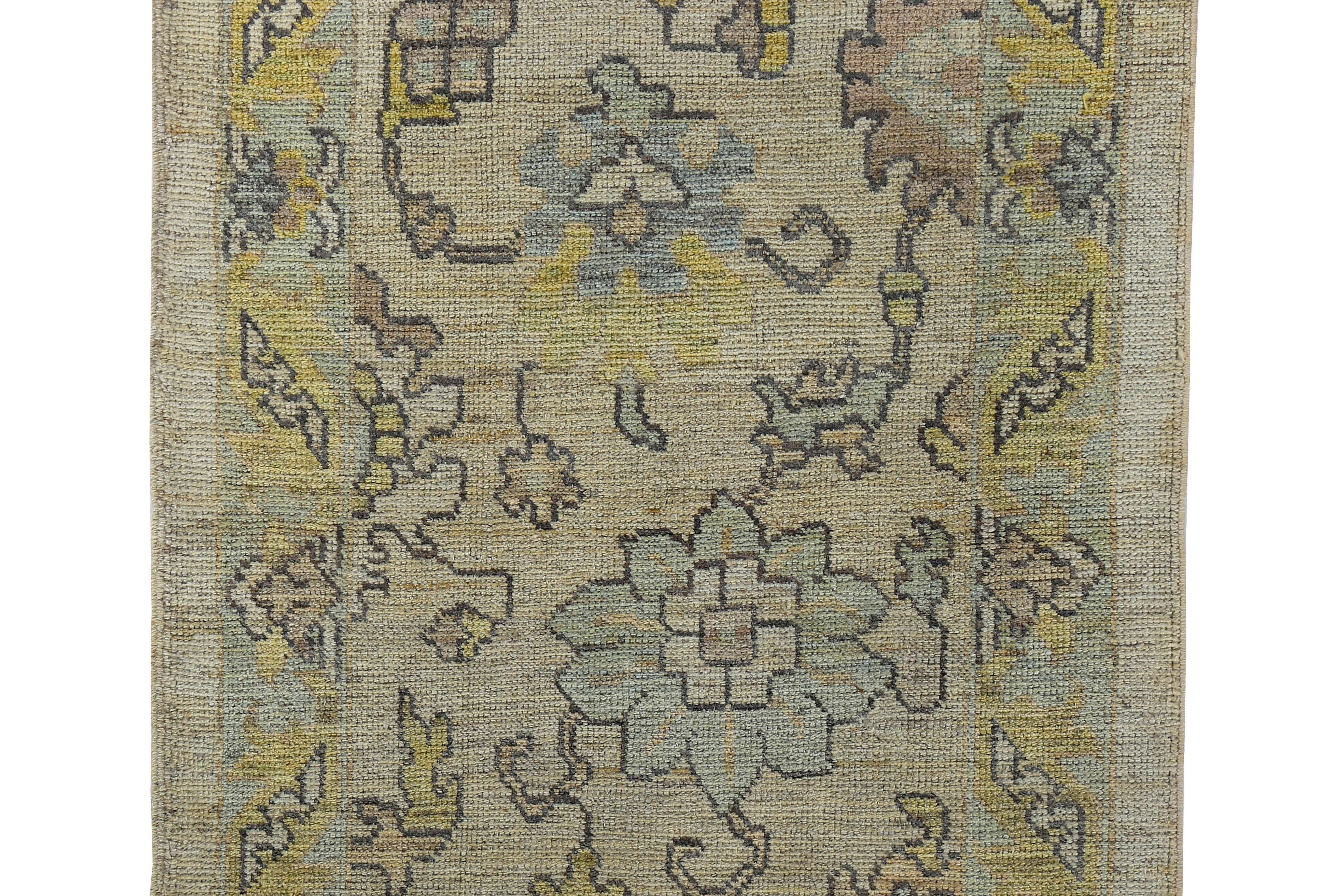 Türkischer Oushak-Läufer mit goldenen und blauen Blumendetails auf elfenbeinfarbenem Feld (Handgewebt) im Angebot
