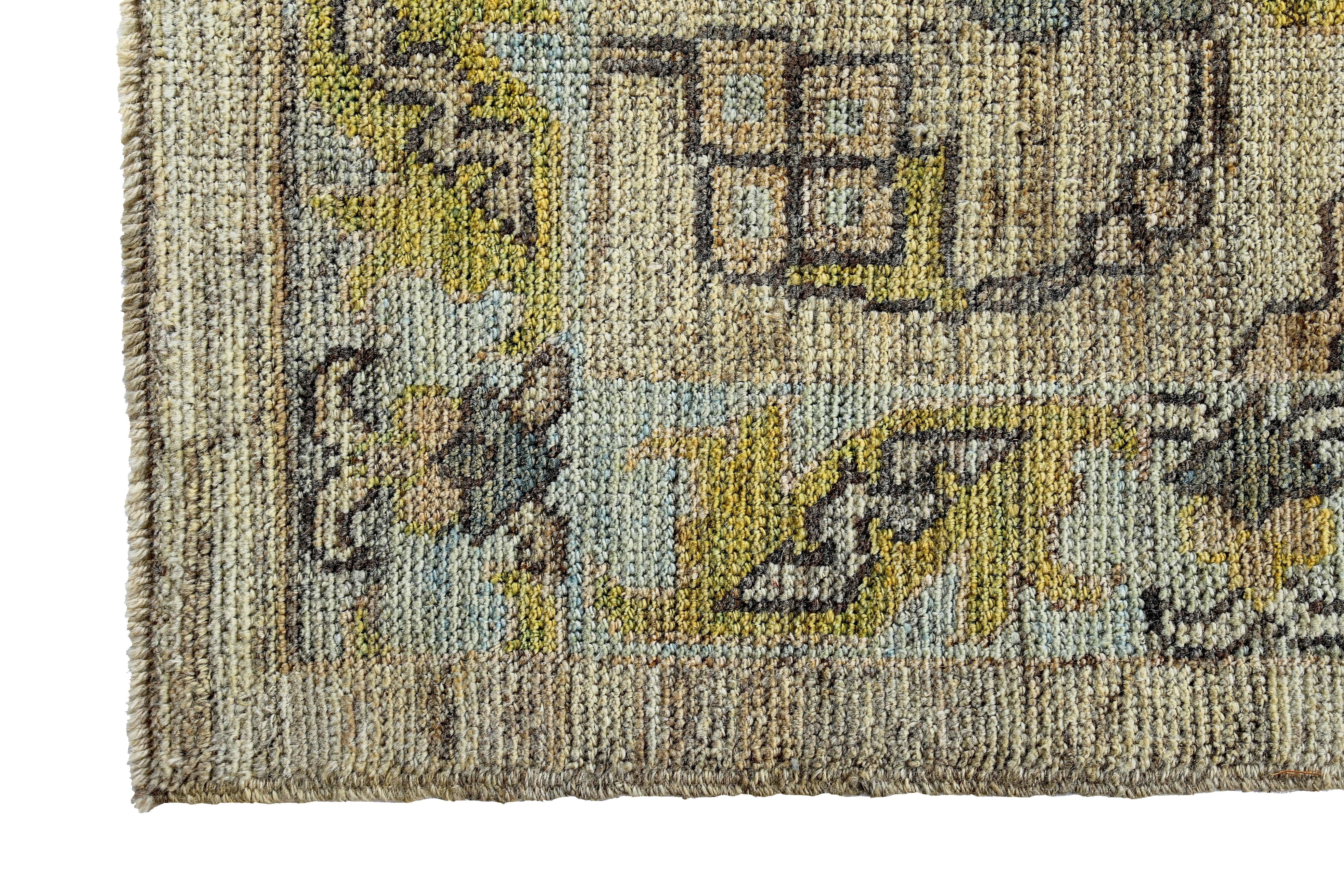 Türkischer Oushak-Läufer mit goldenen und blauen Blumendetails auf elfenbeinfarbenem Feld im Zustand „Hervorragend“ im Angebot in Dallas, TX