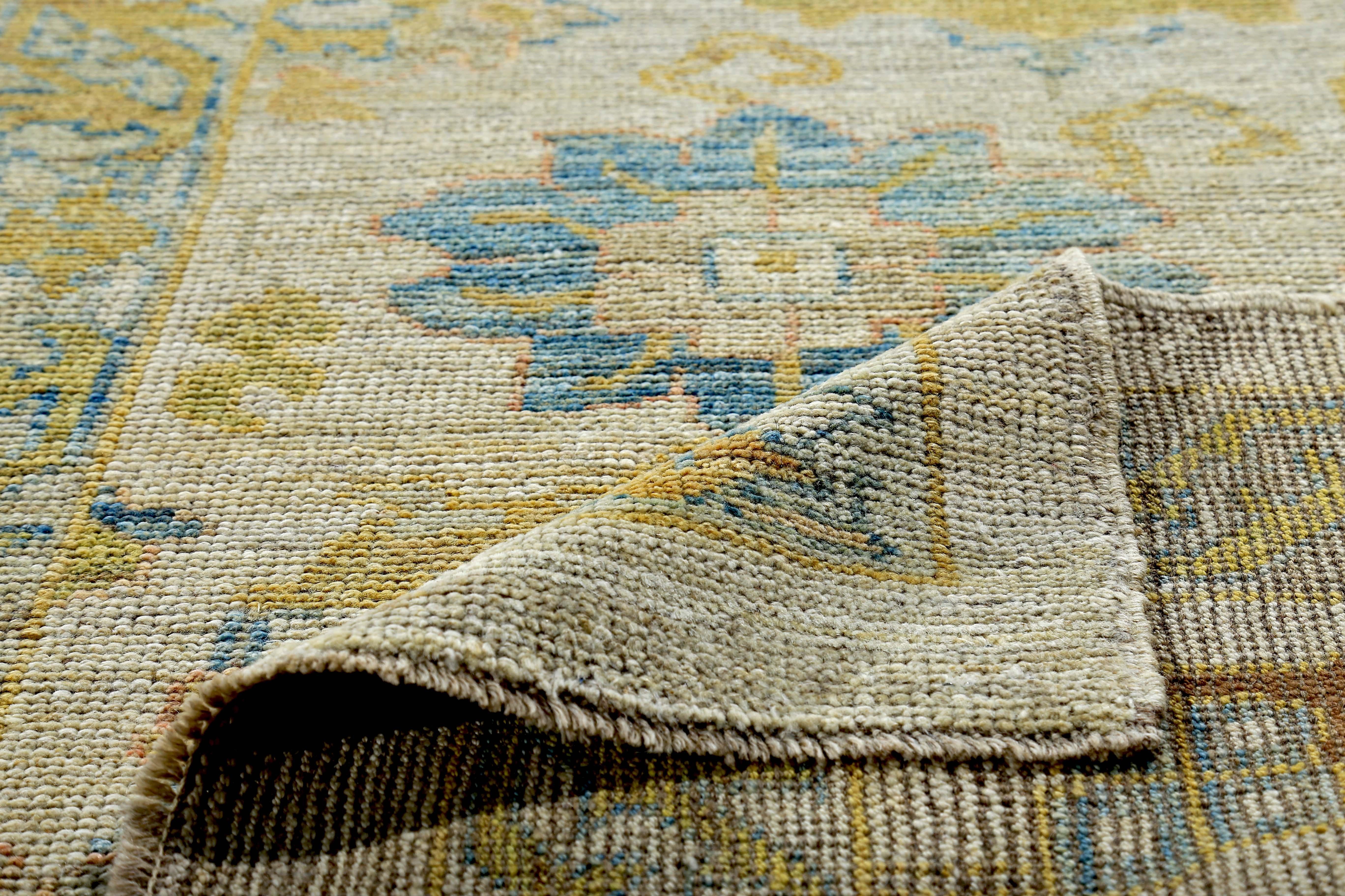 Alfombra turca Oushak con detalles florales dorados y azules sobre fondo marfil en Excelente estado para la venta en Dallas, TX