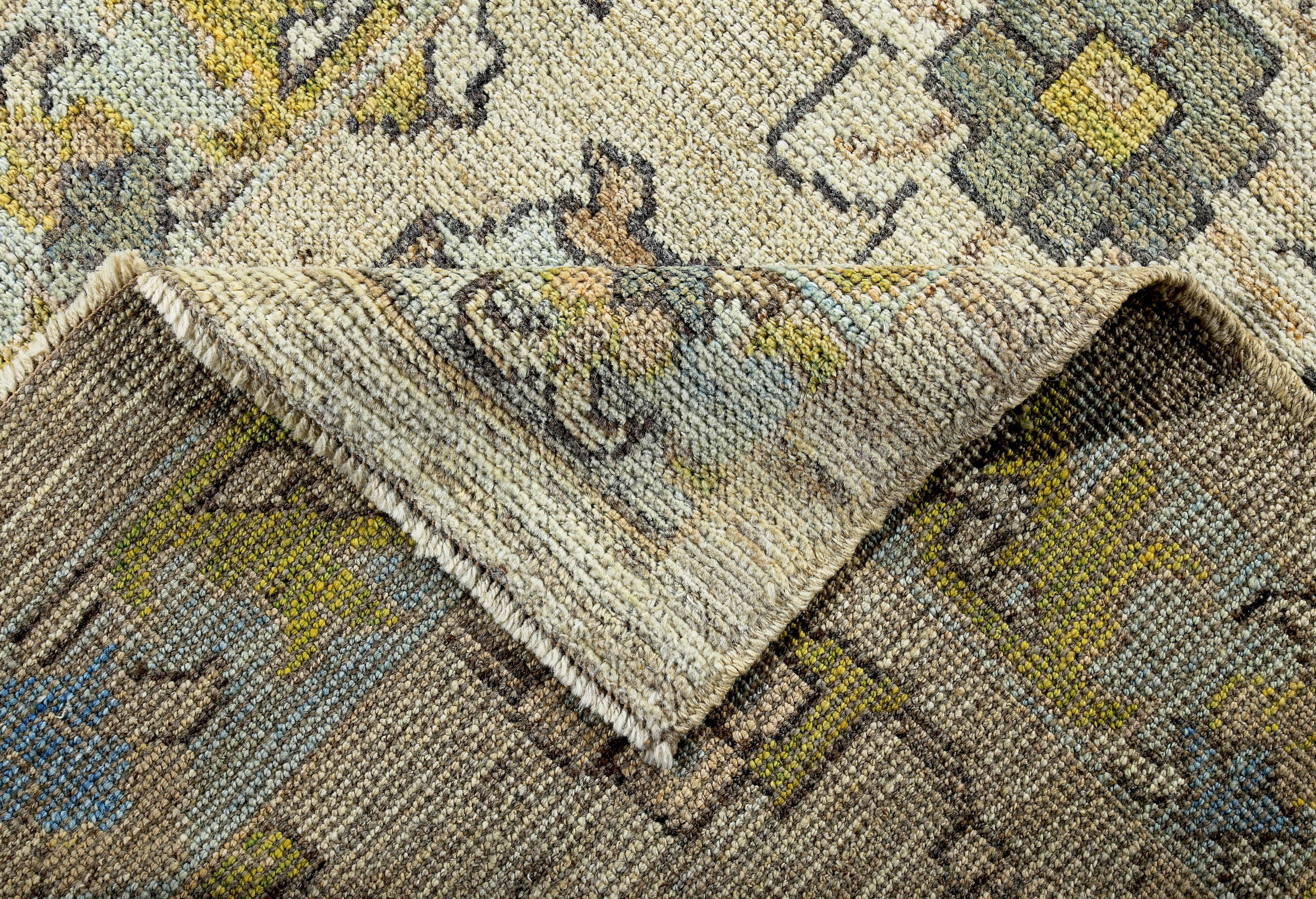 Türkischer Oushak-Läufer mit goldenen und blauen Blumendetails auf elfenbeinfarbenem Feld im Angebot 1