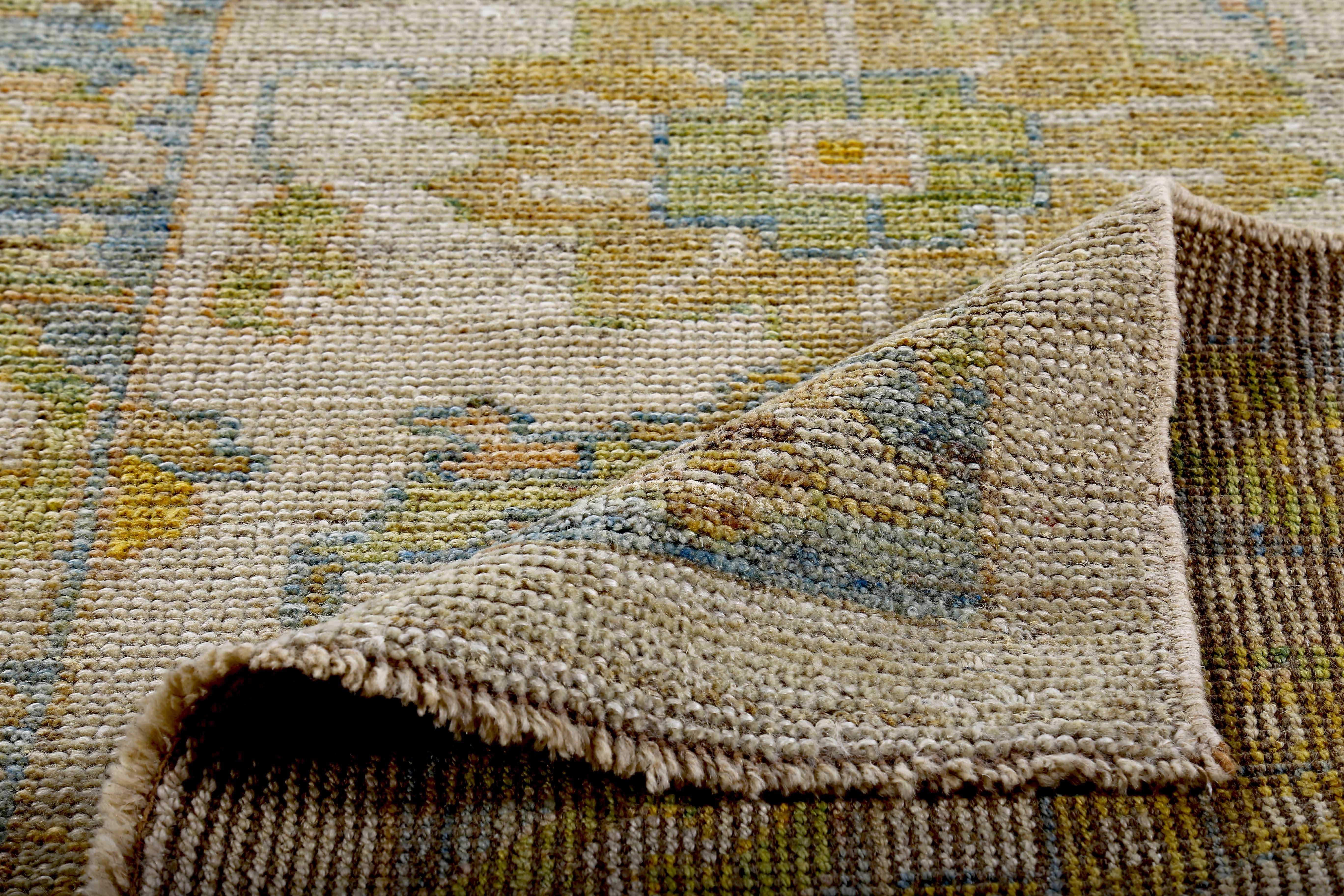 Türkischer Oushak-Läufer mit marineblauen und grünen Blumenköpfen auf elfenbeinfarbenem Feld (20. Jahrhundert) im Angebot